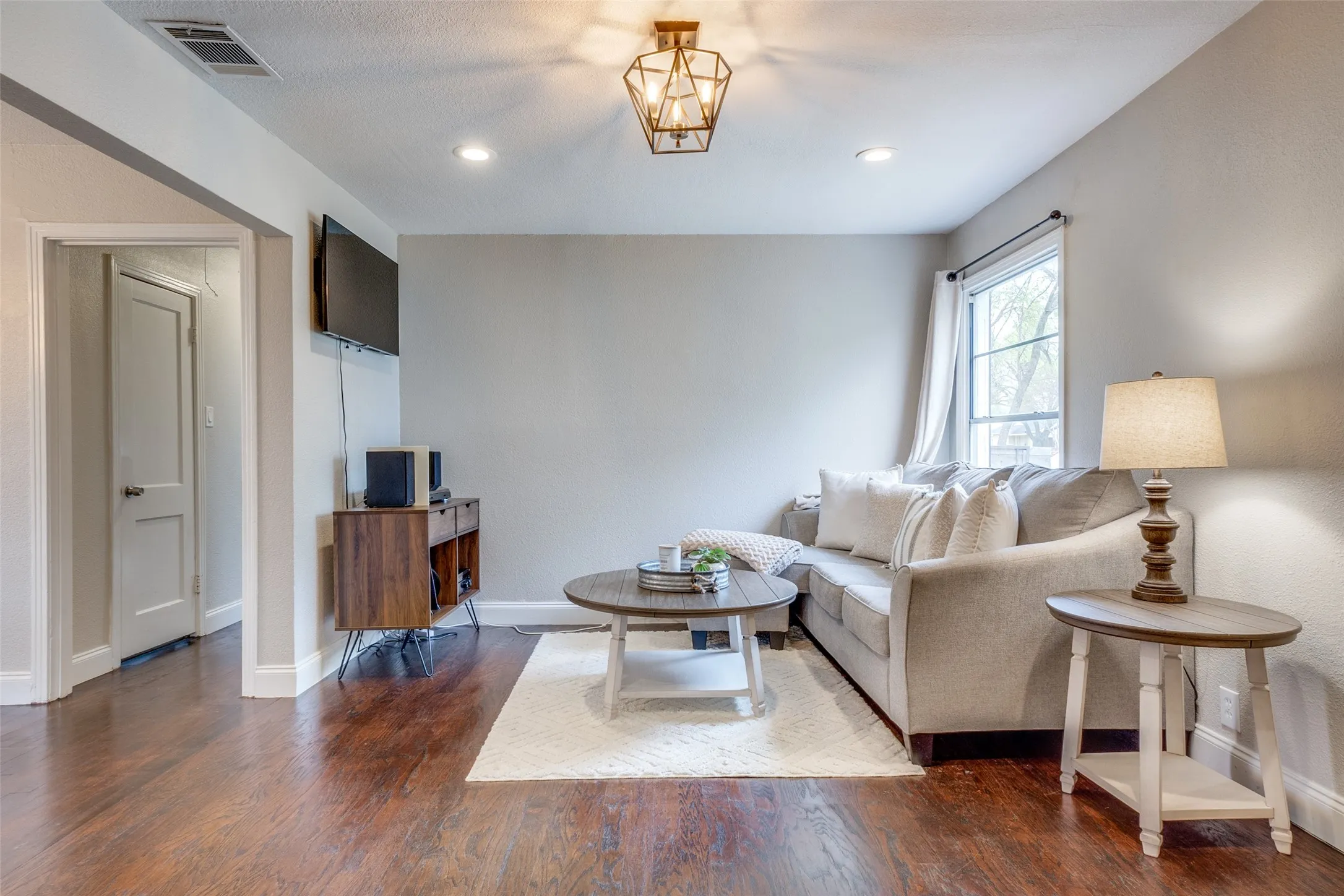 Single Family Residence For Rent in Dallas County , 2111 Norwood Drive, Dallas, Texas 75228, 3 Bedroom, 2 Bathroom, 2 Garage spaces, 1,120 Sqft, built in 1951, mls#21374217, Real Estate Agent in Dallas, Homes For Rent in Dallas county, Homes For Rent in Dallas, Realtor in Dallas Texas, Real Estate Brokerage Independent Realty Texas, Luminita Cordes Realtor