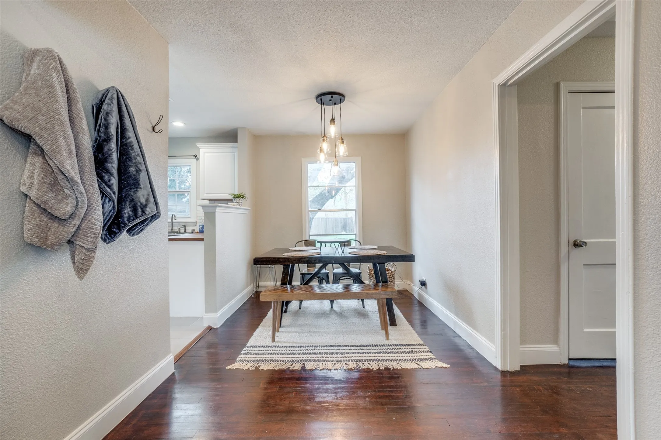 Single Family Residence For Rent in Dallas County , 2111 Norwood Drive, Dallas, Texas 75228, 3 Bedroom, 2 Bathroom, 2 Garage spaces, 1,120 Sqft, built in 1951, mls#21374217, Real Estate Agent in Dallas, Homes For Rent in Dallas county, Homes For Rent in Dallas, Realtor in Dallas Texas, Real Estate Brokerage Independent Realty Texas, Luminita Cordes Realtor