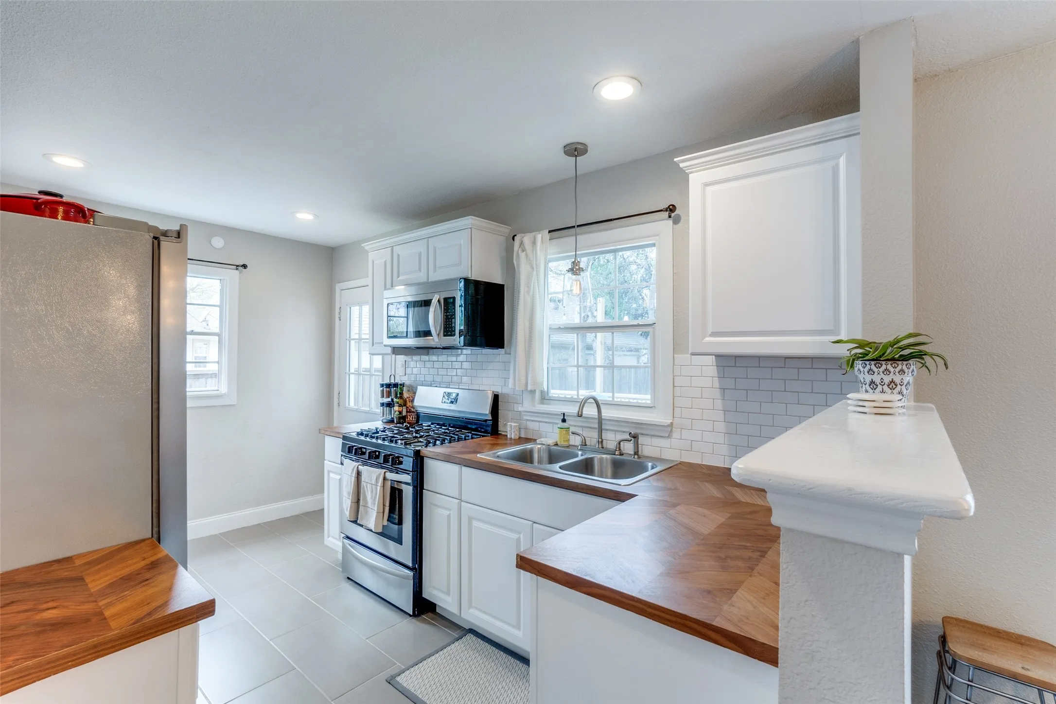 Single Family Residence For Rent in Dallas County , 2111 Norwood Drive, Dallas, Texas 75228, 3 Bedroom, 2 Bathroom, 2 Garage spaces, 1,120 Sqft, built in 1951, mls#21374217, Real Estate Agent in Dallas, Homes For Rent in Dallas county, Homes For Rent in Dallas, Realtor in Dallas Texas, Real Estate Brokerage Independent Realty Texas, Luminita Cordes Realtor