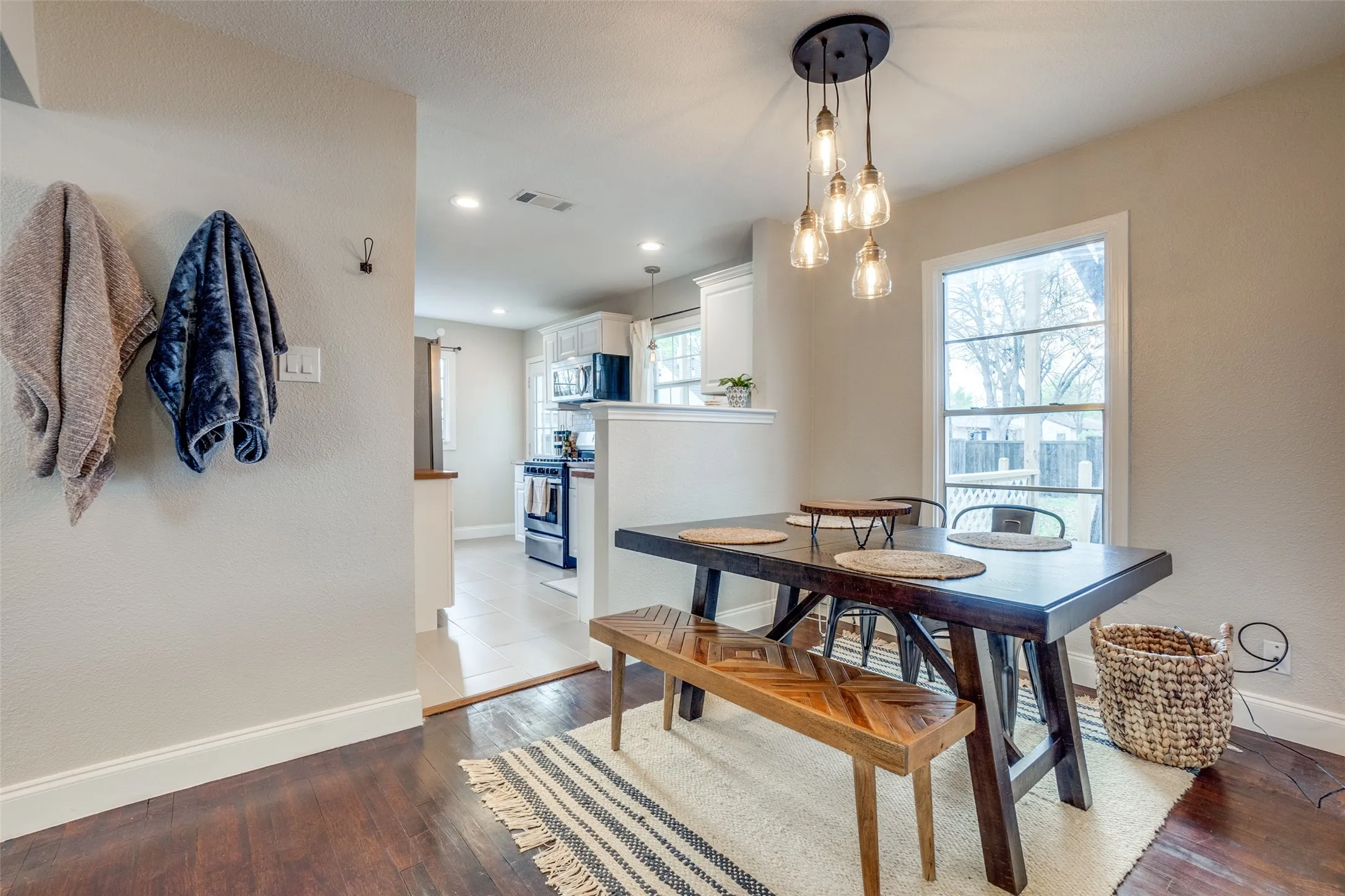 Single Family Residence For Rent in Dallas County , 2111 Norwood Drive, Dallas, Texas 75228, 3 Bedroom, 2 Bathroom, 2 Garage spaces, 1,120 Sqft, built in 1951, mls#21374217, Real Estate Agent in Dallas, Homes For Rent in Dallas county, Homes For Rent in Dallas, Realtor in Dallas Texas, Real Estate Brokerage Independent Realty Texas, Luminita Cordes Realtor