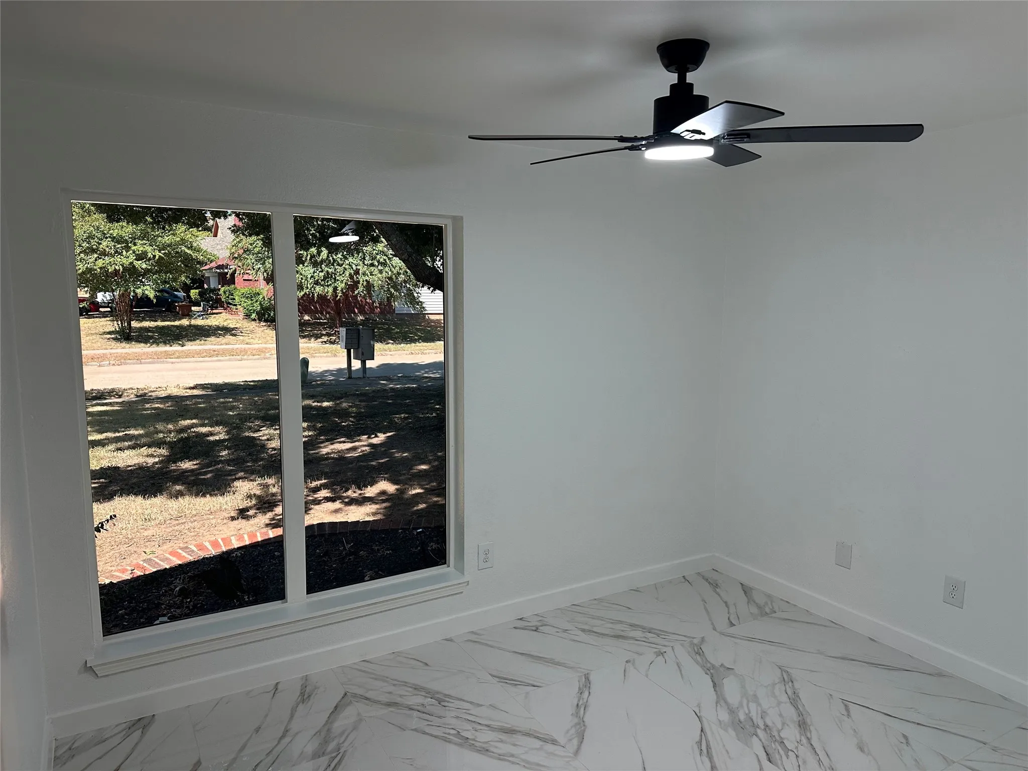 Single Family Residence For Sale in Dallas County , 841 Collins Boulevard, Cedar Hill, Texas 75104, 3 Bedroom, 2 Bathroom, 2 Garage spaces, 1,592 Sqft, built in 1987, mls#21383769, Real Estate Agent in Cedar Hill, Homes For Sale in Dallas county, Homes For Sale in Cedar Hill, Realtor in Cedar Hill Texas, Real Estate Brokerage Independent Realty Texas, Luminita Cordes Realtor