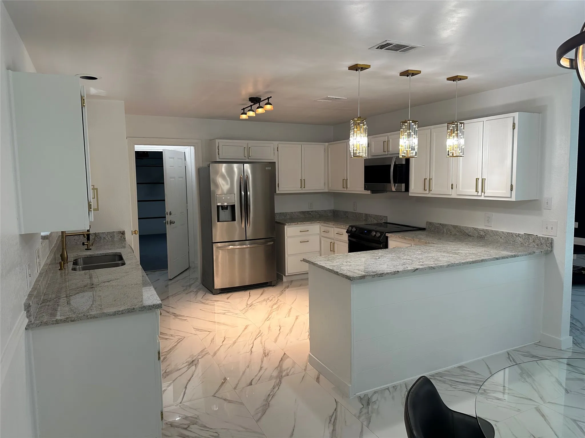 Single Family Residence For Sale in Dallas County , 841 Collins Boulevard, Cedar Hill, Texas 75104, 3 Bedroom, 2 Bathroom, 2 Garage spaces, 1,592 Sqft, built in 1987, mls#21383769, Real Estate Agent in Cedar Hill, Homes For Sale in Dallas county, Homes For Sale in Cedar Hill, Realtor in Cedar Hill Texas, Real Estate Brokerage Independent Realty Texas, Luminita Cordes Realtor