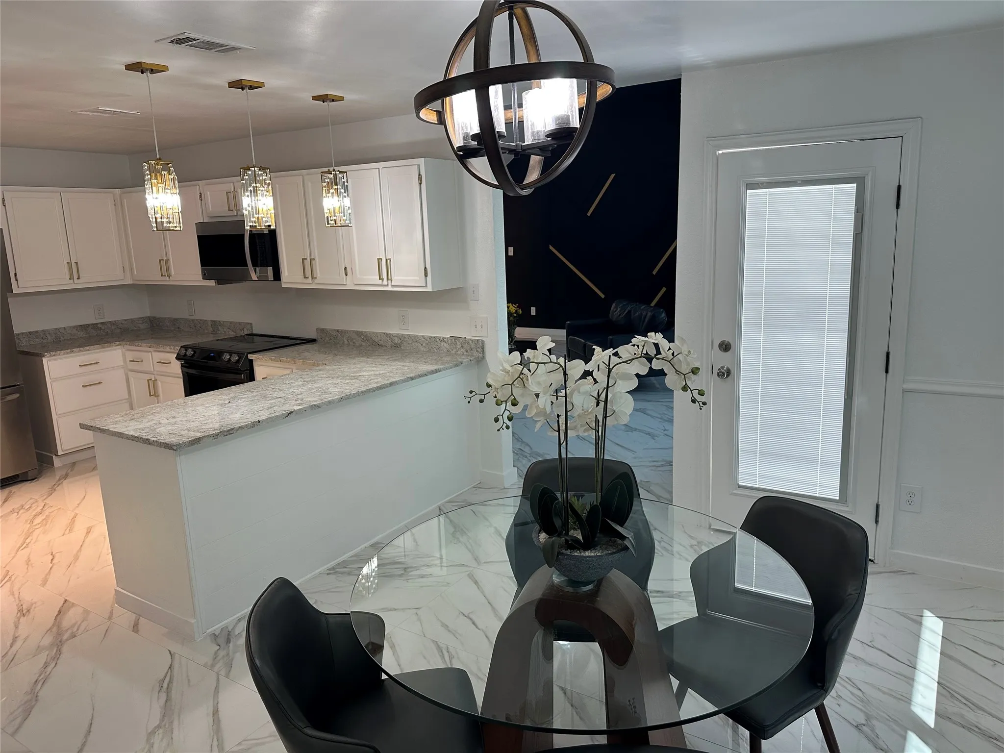 Single Family Residence For Sale in Dallas County , 841 Collins Boulevard, Cedar Hill, Texas 75104, 3 Bedroom, 2 Bathroom, 2 Garage spaces, 1,592 Sqft, built in 1987, mls#21383769, Real Estate Agent in Cedar Hill, Homes For Sale in Dallas county, Homes For Sale in Cedar Hill, Realtor in Cedar Hill Texas, Real Estate Brokerage Independent Realty Texas, Luminita Cordes Realtor