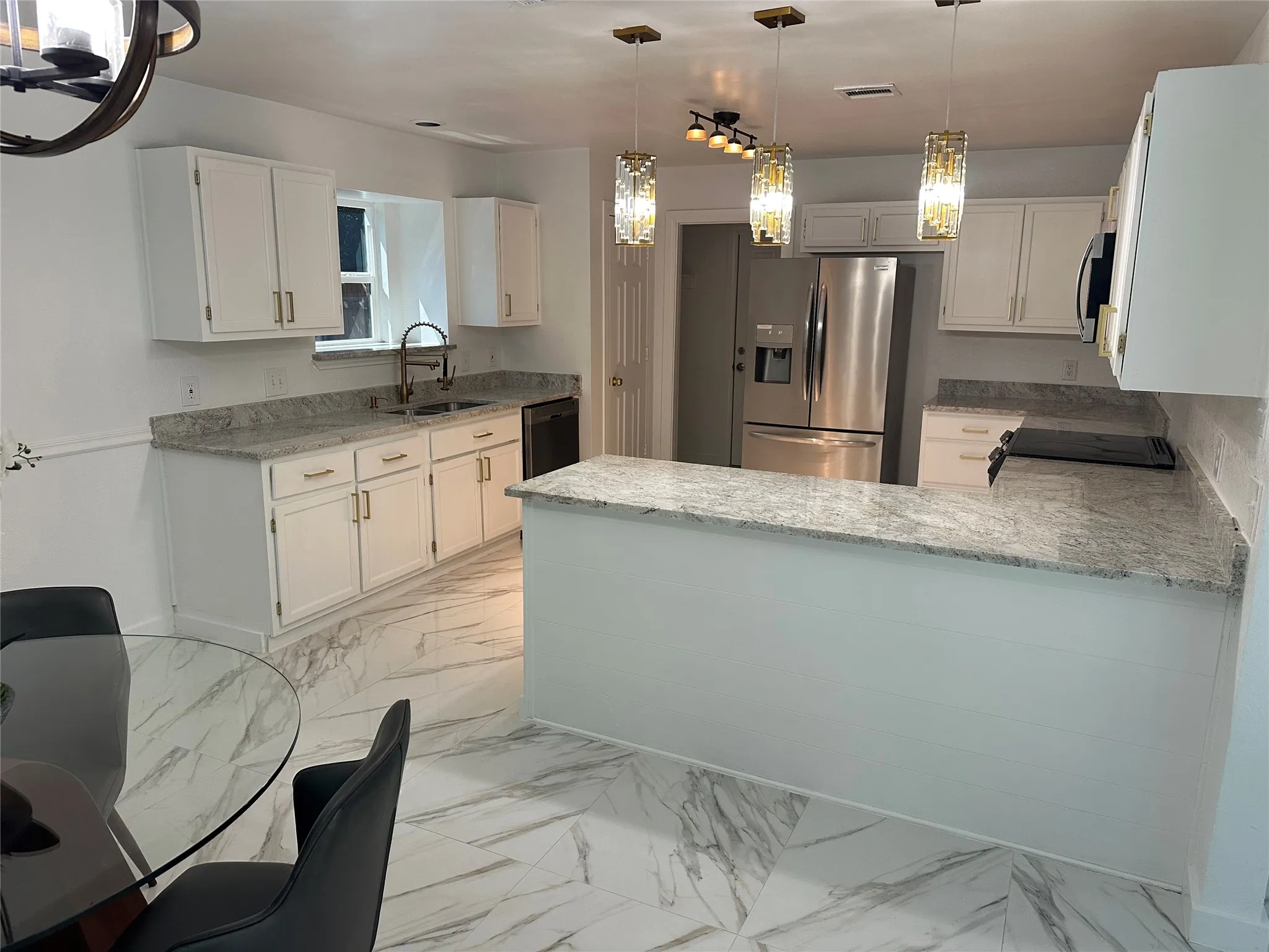 Single Family Residence For Sale in Dallas County , 841 Collins Boulevard, Cedar Hill, Texas 75104, 3 Bedroom, 2 Bathroom, 2 Garage spaces, 1,592 Sqft, built in 1987, mls#21383769, Real Estate Agent in Cedar Hill, Homes For Sale in Dallas county, Homes For Sale in Cedar Hill, Realtor in Cedar Hill Texas, Real Estate Brokerage Independent Realty Texas, Luminita Cordes Realtor