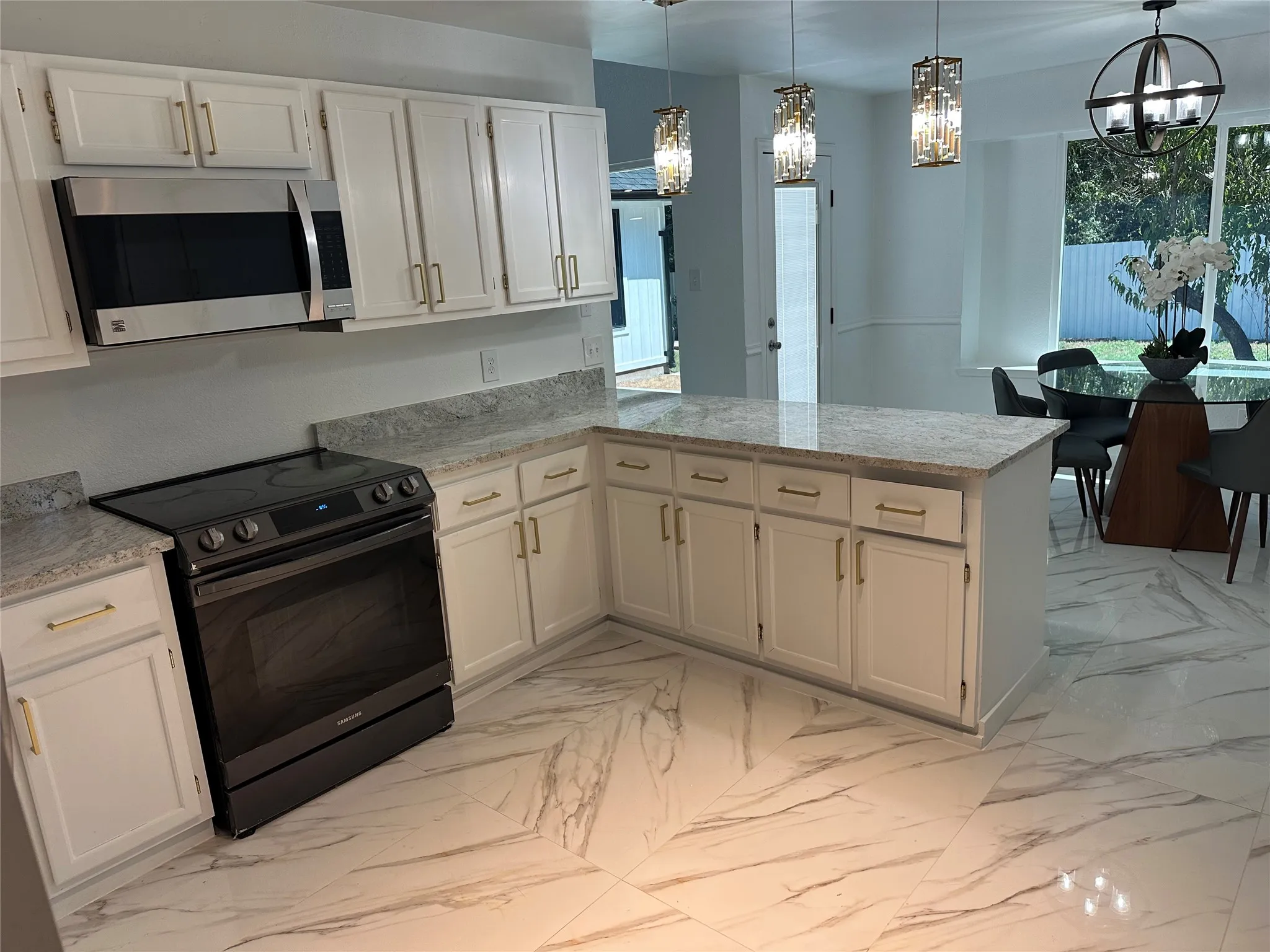 Single Family Residence For Sale in Dallas County , 841 Collins Boulevard, Cedar Hill, Texas 75104, 3 Bedroom, 2 Bathroom, 2 Garage spaces, 1,592 Sqft, built in 1987, mls#21383769, Real Estate Agent in Cedar Hill, Homes For Sale in Dallas county, Homes For Sale in Cedar Hill, Realtor in Cedar Hill Texas, Real Estate Brokerage Independent Realty Texas, Luminita Cordes Realtor