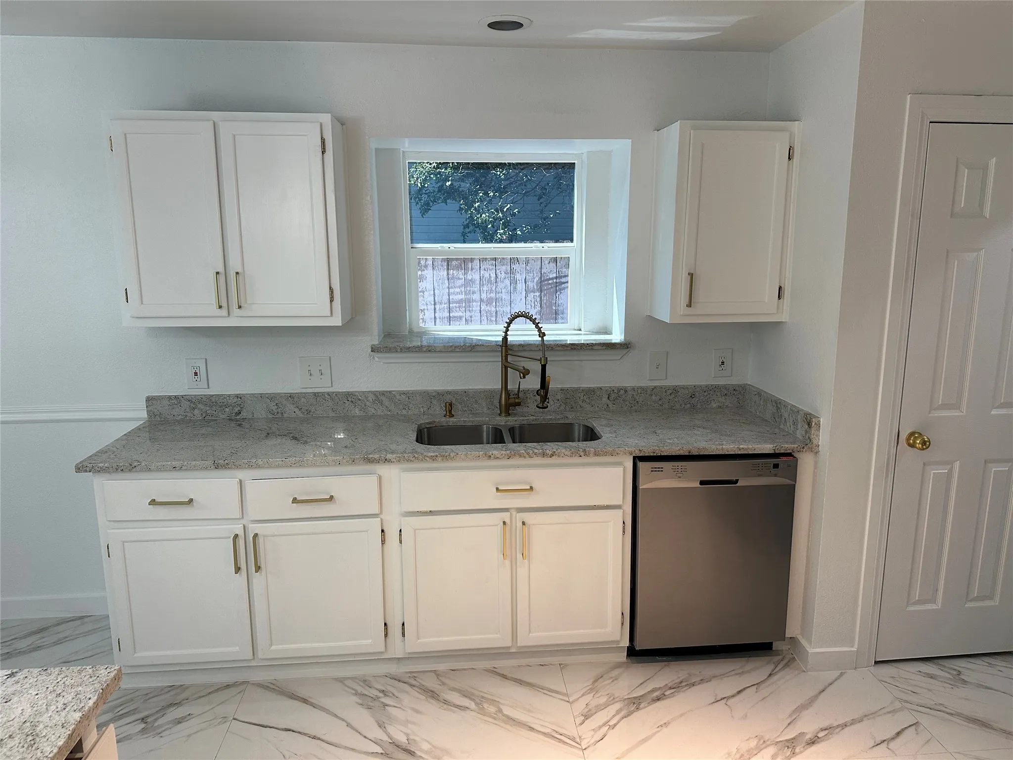 Single Family Residence For Sale in Dallas County , 841 Collins Boulevard, Cedar Hill, Texas 75104, 3 Bedroom, 2 Bathroom, 2 Garage spaces, 1,592 Sqft, built in 1987, mls#21383769, Real Estate Agent in Cedar Hill, Homes For Sale in Dallas county, Homes For Sale in Cedar Hill, Realtor in Cedar Hill Texas, Real Estate Brokerage Independent Realty Texas, Luminita Cordes Realtor
