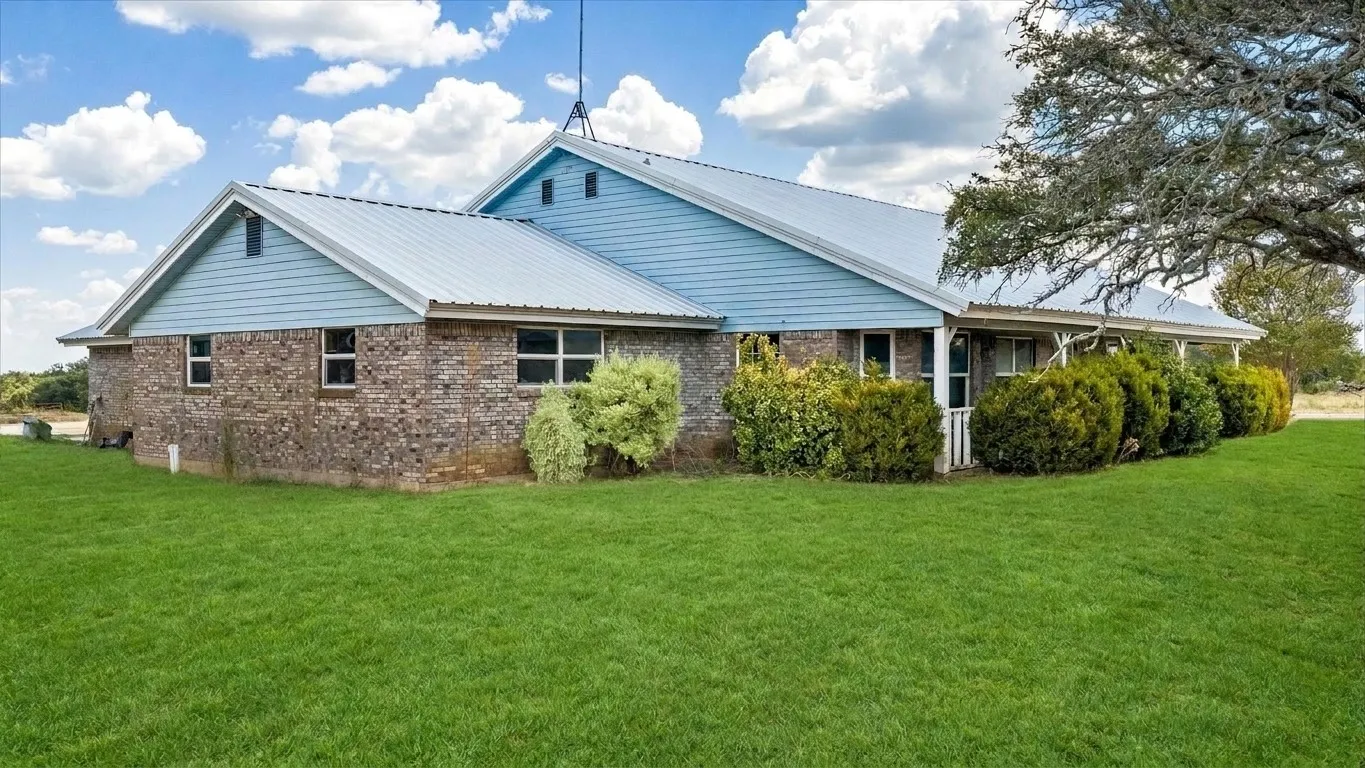 Single Family Residence For Sale in Somervell County , 4184 Highway 144, Glen Rose, Texas 76043, 3 Bedroom, 2 Bathroom, Garage spaces, 2,453 Sqft, built in 1992, mls#21382519, Real Estate Agent in Glen Rose, Homes For Sale in Somervell county, Homes For Sale in Glen Rose, Realtor in Glen Rose Texas, Real Estate Brokerage Independent Realty Texas, Luminita Cordes Realtor