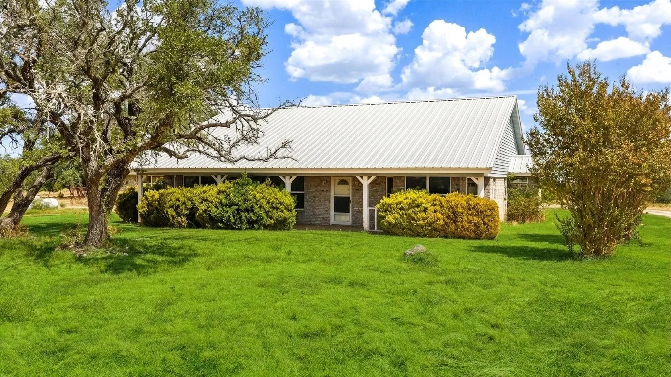 Single Family Residence For Sale in Somervell County , 4184 Highway 144, Glen Rose, Texas 76043, 3 Bedroom, 2 Bathroom, Garage spaces, 2,453 Sqft, built in 1992, mls#21382519, Real Estate Agent in Glen Rose, Homes For Sale in Somervell county, Homes For Sale in Glen Rose, Realtor in Glen Rose Texas, Real Estate Brokerage Independent Realty Texas, Luminita Cordes Realtor