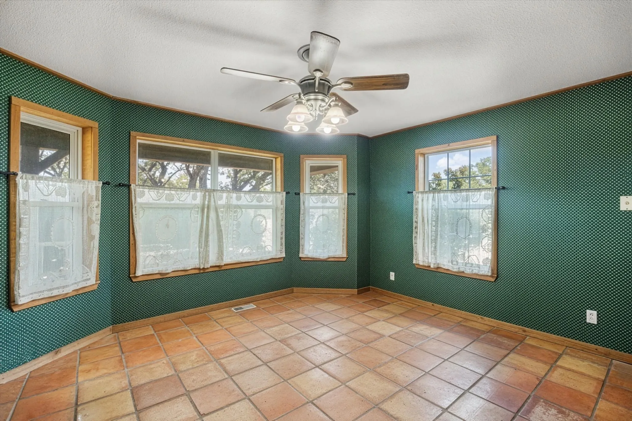 Single Family Residence For Sale in Somervell County , 4184 Highway 144, Glen Rose, Texas 76043, 3 Bedroom, 2 Bathroom, Garage spaces, 2,453 Sqft, built in 1992, mls#21382519, Real Estate Agent in Glen Rose, Homes For Sale in Somervell county, Homes For Sale in Glen Rose, Realtor in Glen Rose Texas, Real Estate Brokerage Independent Realty Texas, Luminita Cordes Realtor