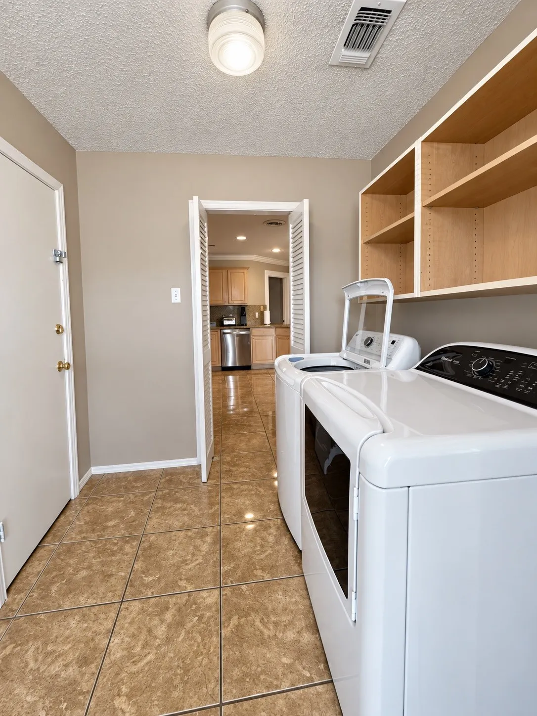 Single Family Residence For Rent in Dallas County , 6545 Lyndon B Johnson Freeway, Dallas, Texas 75240, 4 Bedroom, 4 Bathroom, Garage spaces, 3,005 Sqft, built in 1965, mls#21383770, Real Estate Agent in Dallas, Homes For Rent in Dallas county, Homes For Rent in Dallas, Realtor in Dallas Texas, Real Estate Brokerage Independent Realty Texas, Luminita Cordes Realtor