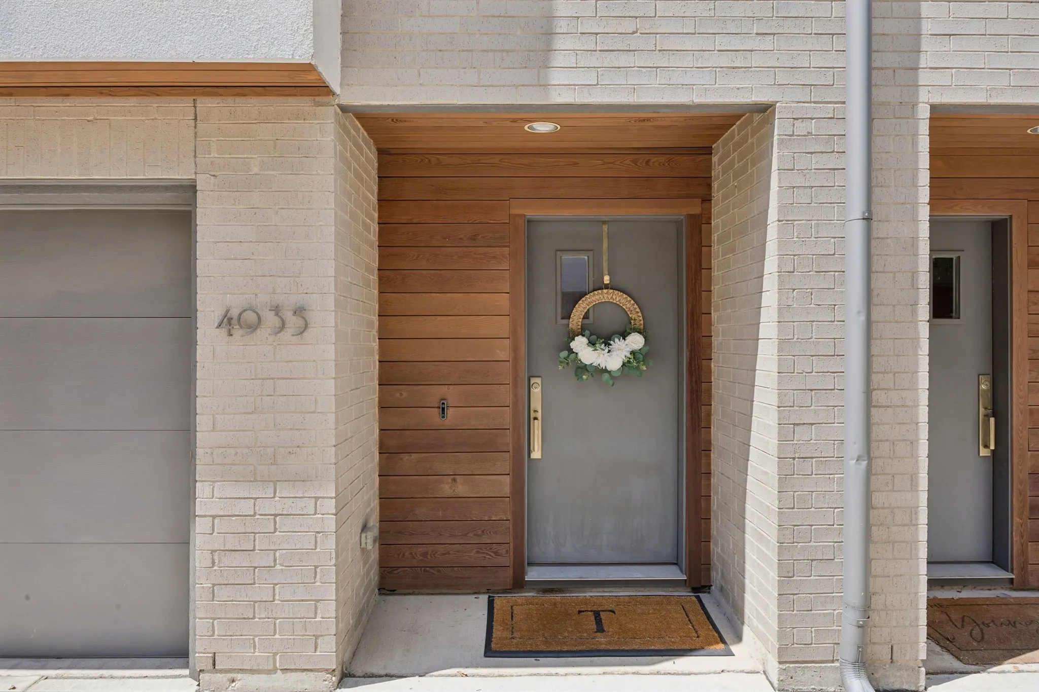 Townhouse For Sale in Dallas County , 4935 Flitwick Court, Dallas, Texas 75204, 2 Bedroom, 3 Bathroom, 2 Garage spaces, 1,876 Sqft, built in 2015, mls#21383413, Real Estate Agent in Dallas, Homes For Sale in Dallas county, Homes For Sale in Dallas, Realtor in Dallas Texas, Real Estate Brokerage Independent Realty Texas, Luminita Cordes Realtor