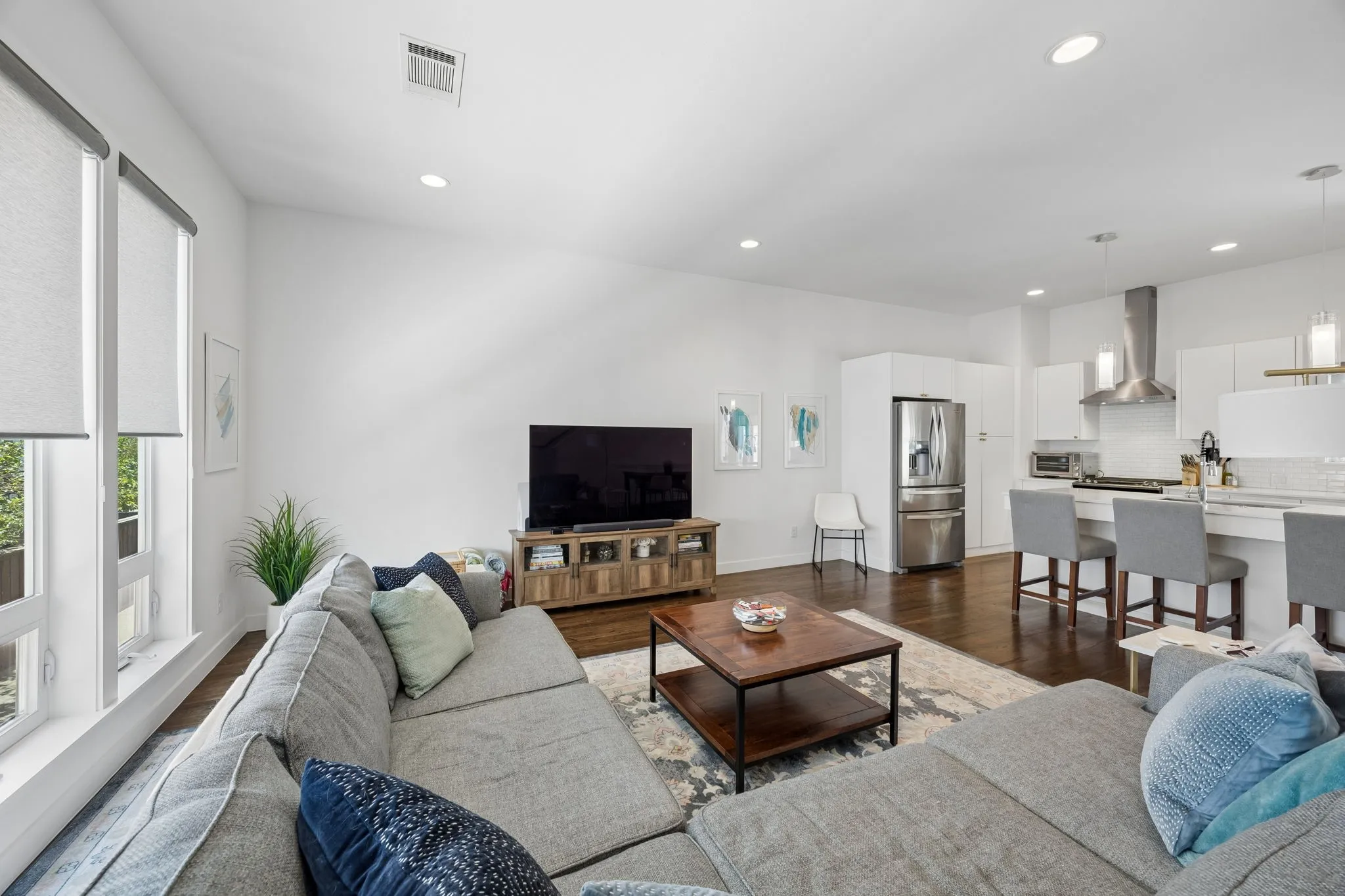 Townhouse For Sale in Dallas County , 4935 Flitwick Court, Dallas, Texas 75204, 2 Bedroom, 3 Bathroom, 2 Garage spaces, 1,876 Sqft, built in 2015, mls#21383413, Real Estate Agent in Dallas, Homes For Sale in Dallas county, Homes For Sale in Dallas, Realtor in Dallas Texas, Real Estate Brokerage Independent Realty Texas, Luminita Cordes Realtor