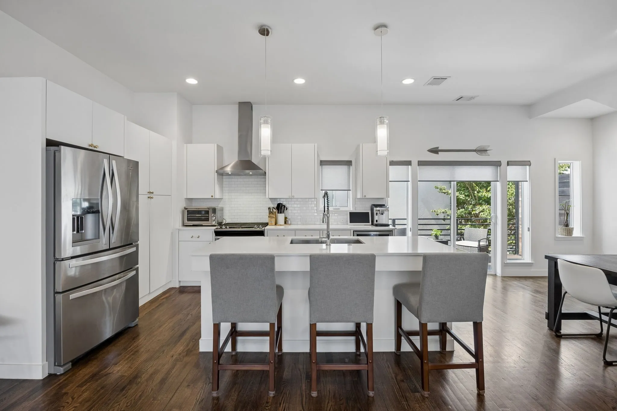 Townhouse For Sale in Dallas County , 4935 Flitwick Court, Dallas, Texas 75204, 2 Bedroom, 3 Bathroom, 2 Garage spaces, 1,876 Sqft, built in 2015, mls#21383413, Real Estate Agent in Dallas, Homes For Sale in Dallas county, Homes For Sale in Dallas, Realtor in Dallas Texas, Real Estate Brokerage Independent Realty Texas, Luminita Cordes Realtor