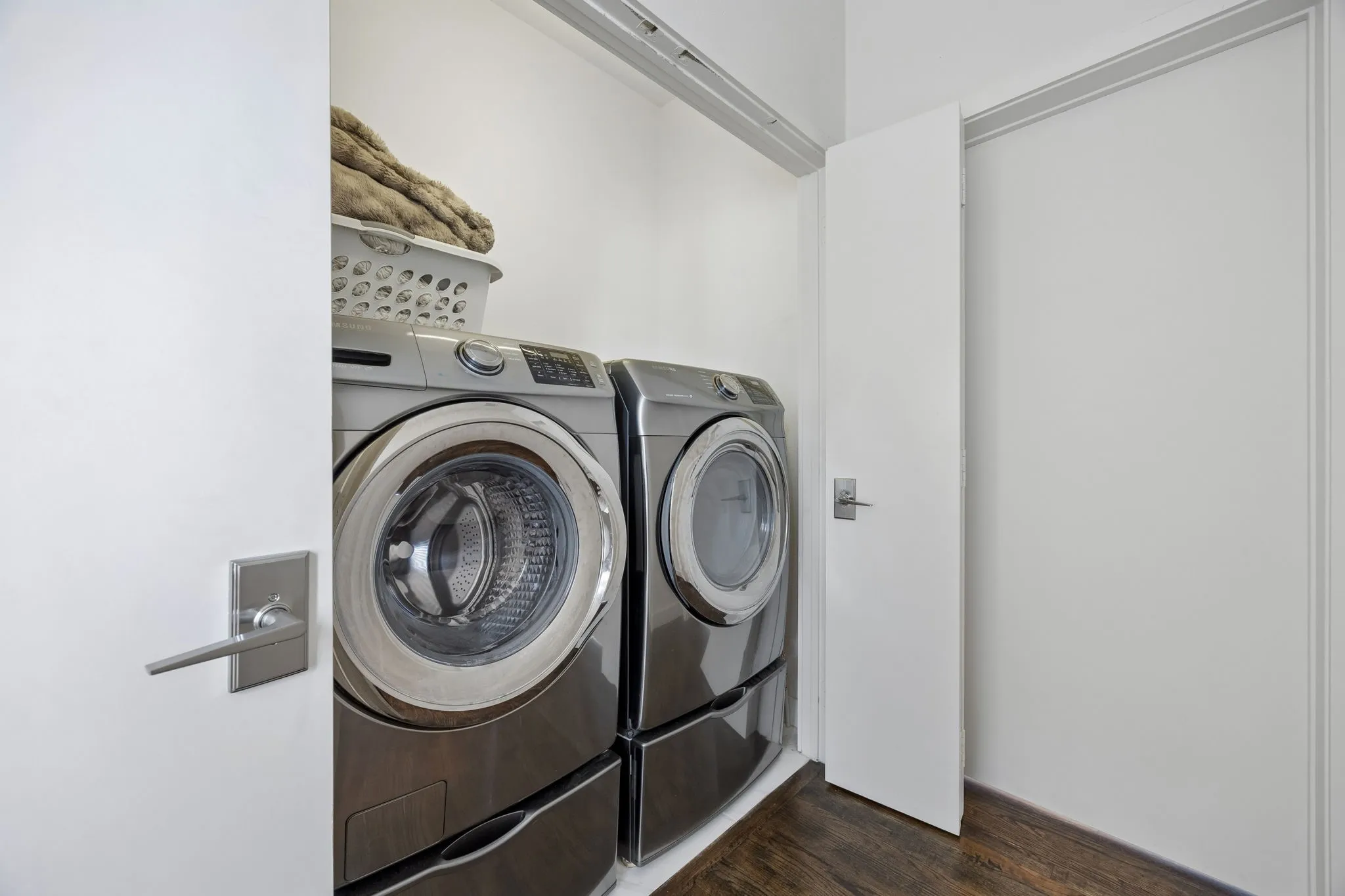 Townhouse For Sale in Dallas County , 4935 Flitwick Court, Dallas, Texas 75204, 2 Bedroom, 3 Bathroom, 2 Garage spaces, 1,876 Sqft, built in 2015, mls#21383413, Real Estate Agent in Dallas, Homes For Sale in Dallas county, Homes For Sale in Dallas, Realtor in Dallas Texas, Real Estate Brokerage Independent Realty Texas, Luminita Cordes Realtor