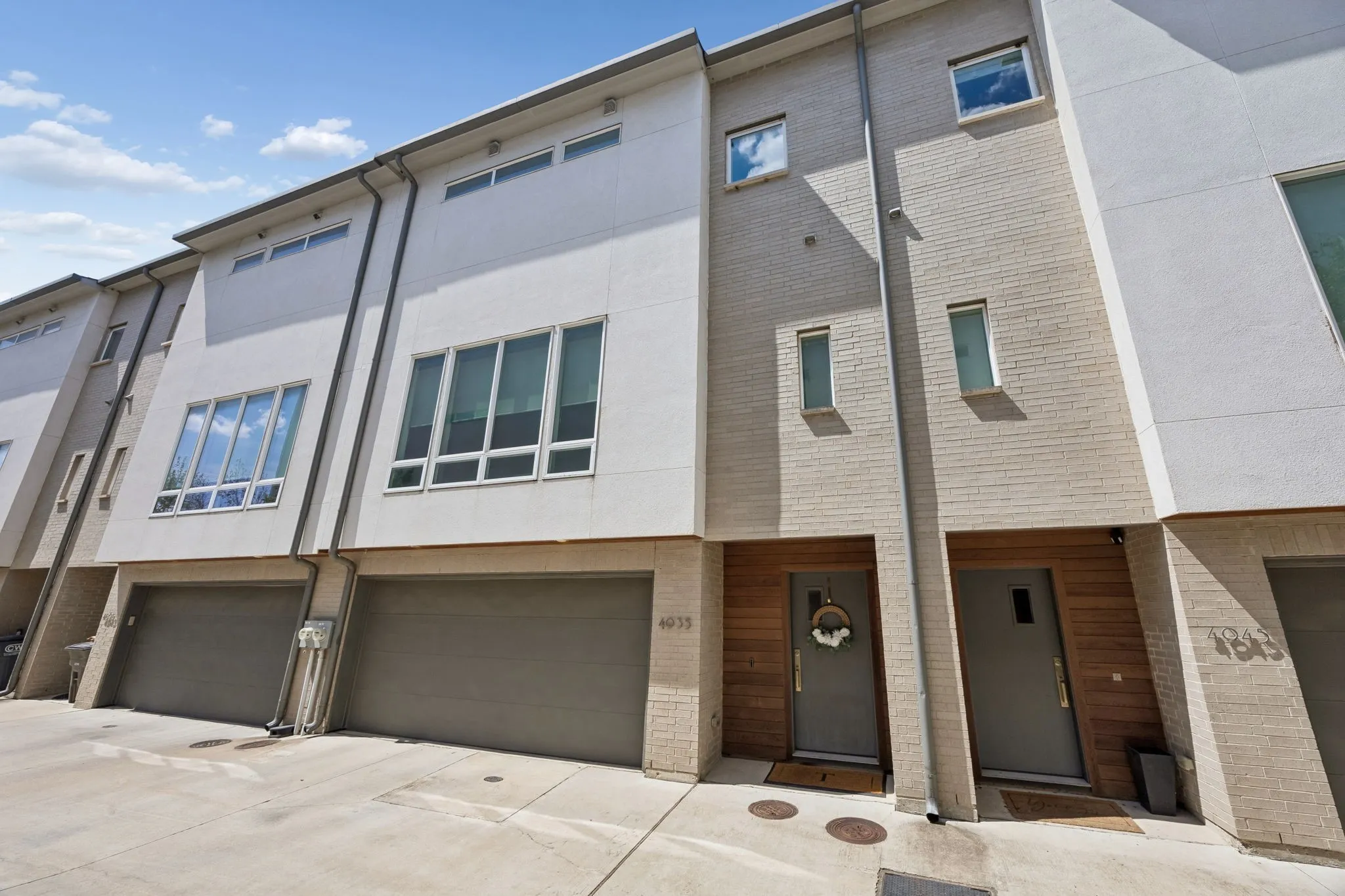 Townhouse For Sale in Dallas County , 4935 Flitwick Court, Dallas, Texas 75204, 2 Bedroom, 3 Bathroom, 2 Garage spaces, 1,876 Sqft, built in 2015, mls#21383413, Real Estate Agent in Dallas, Homes For Sale in Dallas county, Homes For Sale in Dallas, Realtor in Dallas Texas, Real Estate Brokerage Independent Realty Texas, Luminita Cordes Realtor