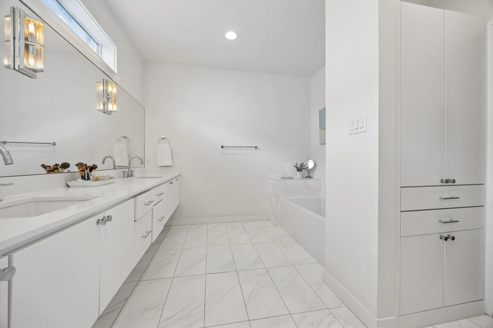 Townhouse For Sale in Dallas County , 4935 Flitwick Court, Dallas, Texas 75204, 2 Bedroom, 3 Bathroom, 2 Garage spaces, 1,876 Sqft, built in 2015, mls#21383413, Real Estate Agent in Dallas, Homes For Sale in Dallas county, Homes For Sale in Dallas, Realtor in Dallas Texas, Real Estate Brokerage Independent Realty Texas, Luminita Cordes Realtor