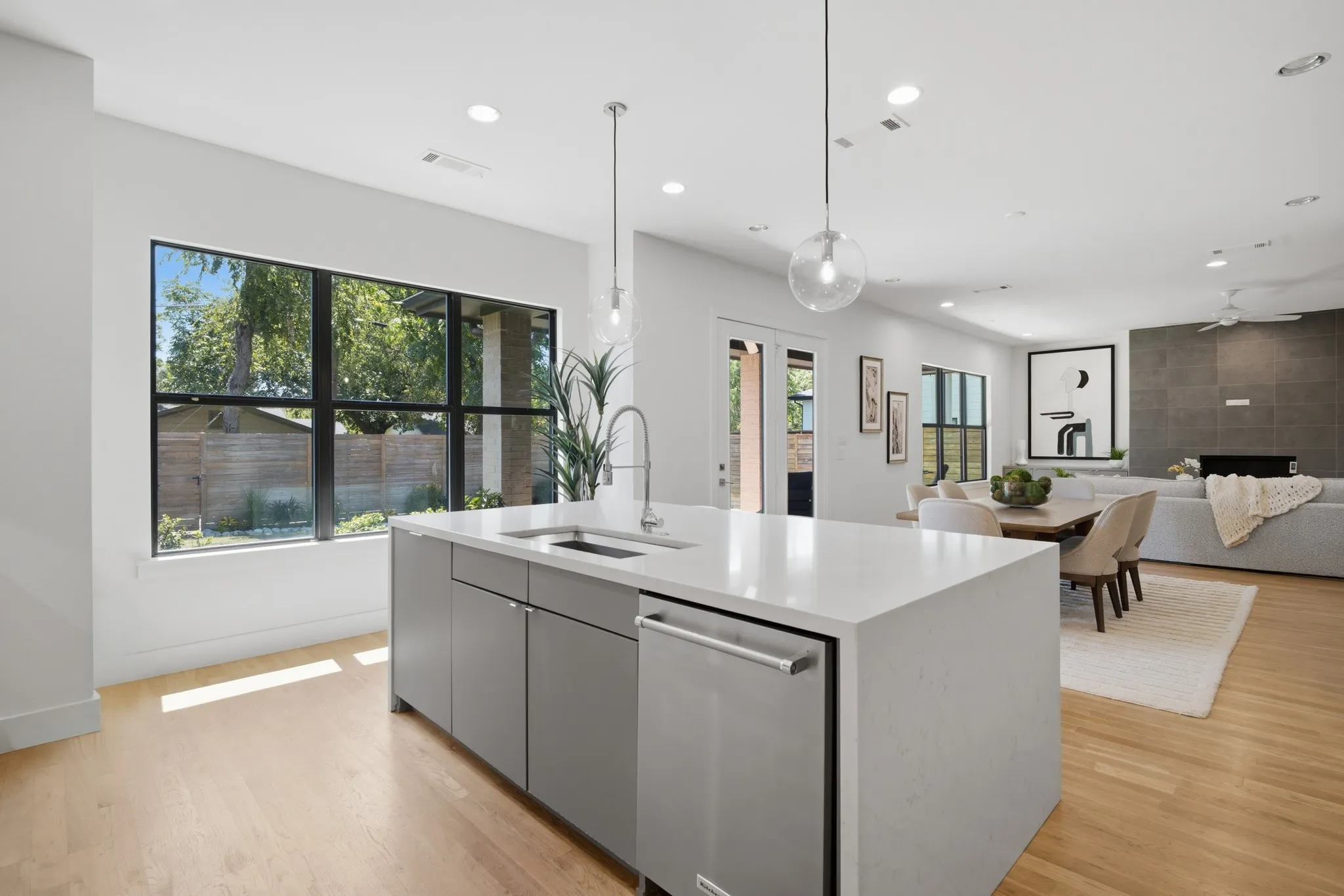 Single Family Residence For Sale in Dallas County , 4634 Newmore Avenue, Dallas, Texas 75209, 4 Bedroom, 3 Bathroom, 2 Garage spaces, 3,016 Sqft, built in 2016, mls#21383556, Real Estate Agent in Dallas, Homes For Sale in Dallas county, Homes For Sale in Dallas, Realtor in Dallas Texas, Real Estate Brokerage Independent Realty Texas, Luminita Cordes Realtor