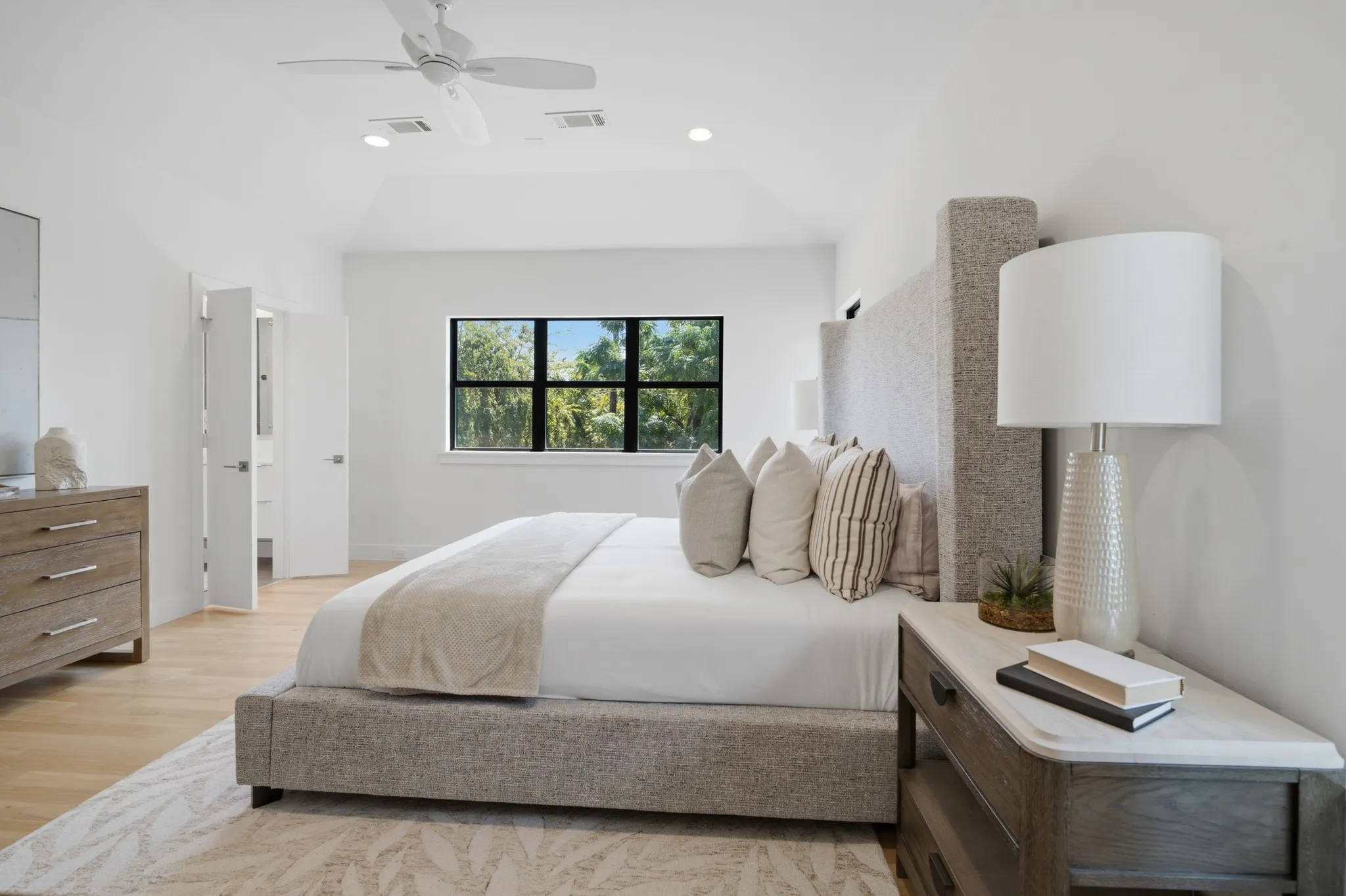 Single Family Residence For Sale in Dallas County , 4634 Newmore Avenue, Dallas, Texas 75209, 4 Bedroom, 3 Bathroom, 2 Garage spaces, 3,016 Sqft, built in 2016, mls#21383556, Real Estate Agent in Dallas, Homes For Sale in Dallas county, Homes For Sale in Dallas, Realtor in Dallas Texas, Real Estate Brokerage Independent Realty Texas, Luminita Cordes Realtor
