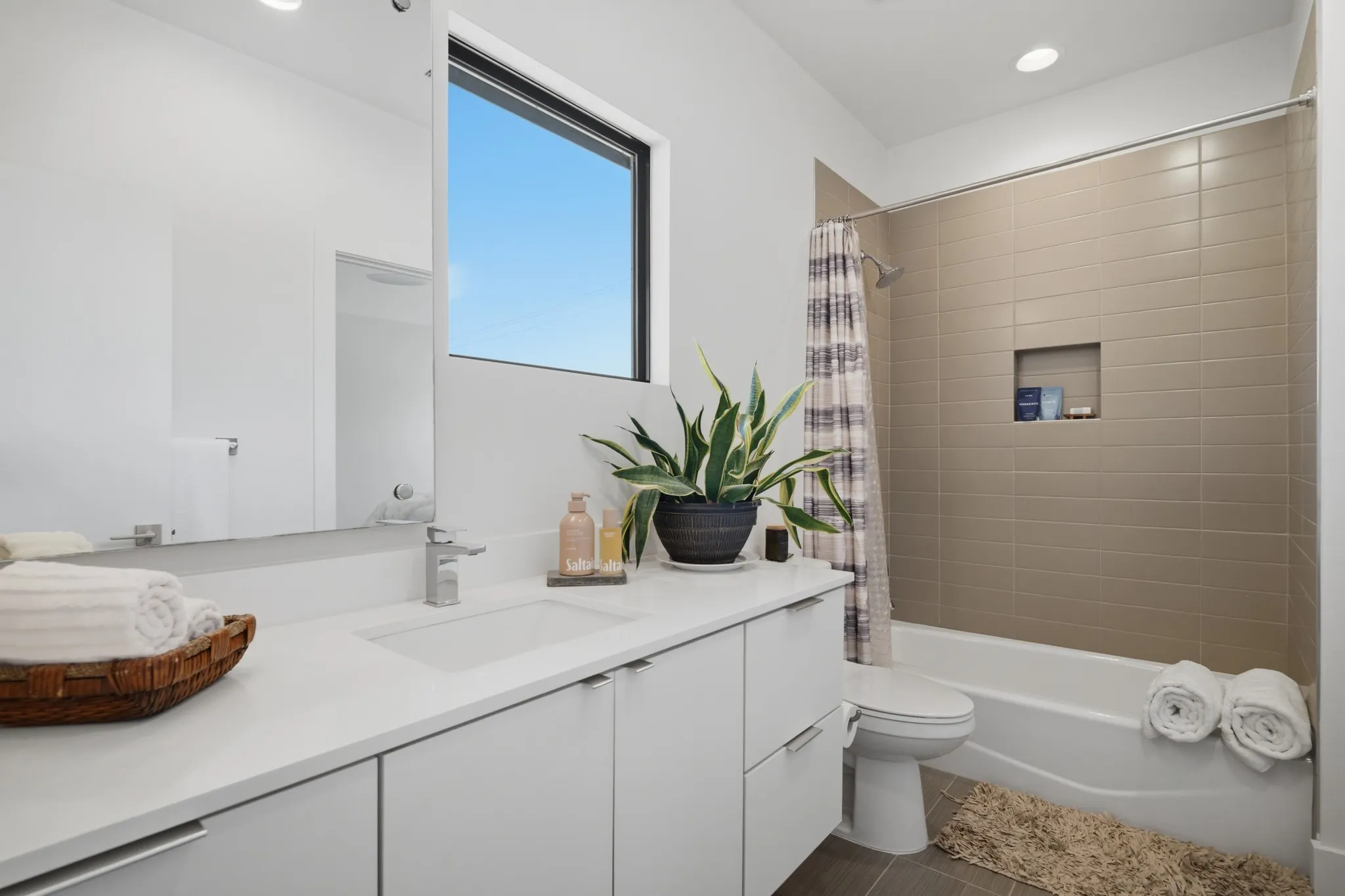 Single Family Residence For Sale in Dallas County , 4634 Newmore Avenue, Dallas, Texas 75209, 4 Bedroom, 3 Bathroom, 2 Garage spaces, 3,016 Sqft, built in 2016, mls#21383556, Real Estate Agent in Dallas, Homes For Sale in Dallas county, Homes For Sale in Dallas, Realtor in Dallas Texas, Real Estate Brokerage Independent Realty Texas, Luminita Cordes Realtor