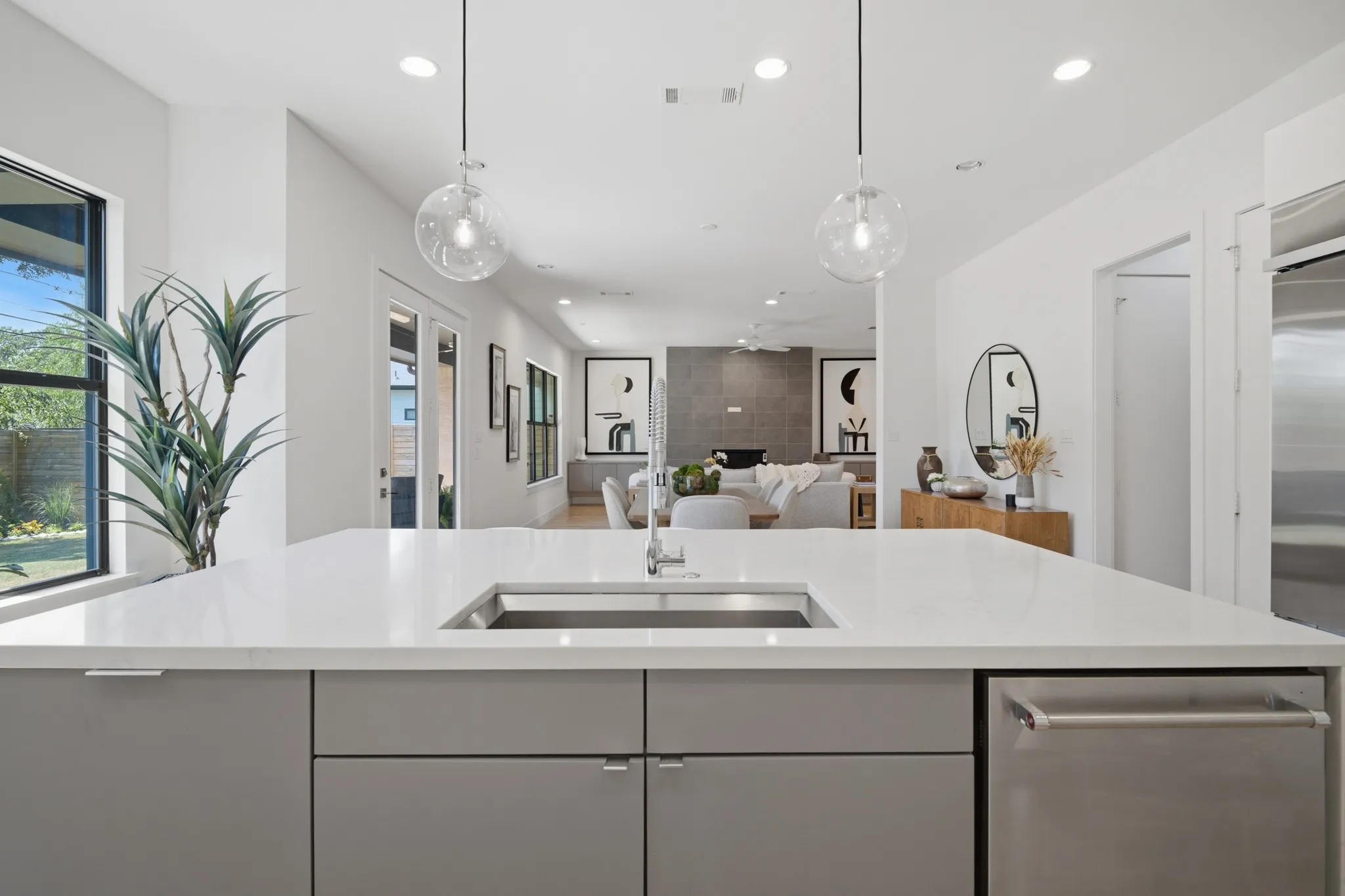 Single Family Residence For Sale in Dallas County , 4634 Newmore Avenue, Dallas, Texas 75209, 4 Bedroom, 3 Bathroom, 2 Garage spaces, 3,016 Sqft, built in 2016, mls#21383556, Real Estate Agent in Dallas, Homes For Sale in Dallas county, Homes For Sale in Dallas, Realtor in Dallas Texas, Real Estate Brokerage Independent Realty Texas, Luminita Cordes Realtor