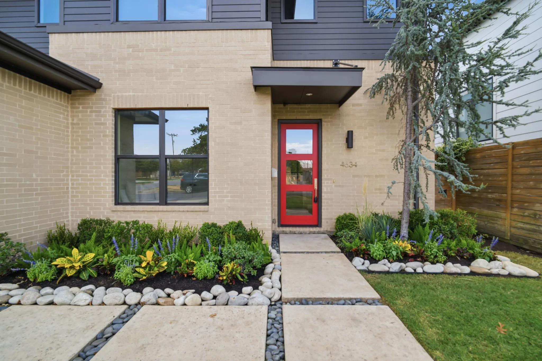 Single Family Residence For Sale in Dallas County , 4634 Newmore Avenue, Dallas, Texas 75209, 4 Bedroom, 3 Bathroom, 2 Garage spaces, 3,016 Sqft, built in 2016, mls#21383556, Real Estate Agent in Dallas, Homes For Sale in Dallas county, Homes For Sale in Dallas, Realtor in Dallas Texas, Real Estate Brokerage Independent Realty Texas, Luminita Cordes Realtor