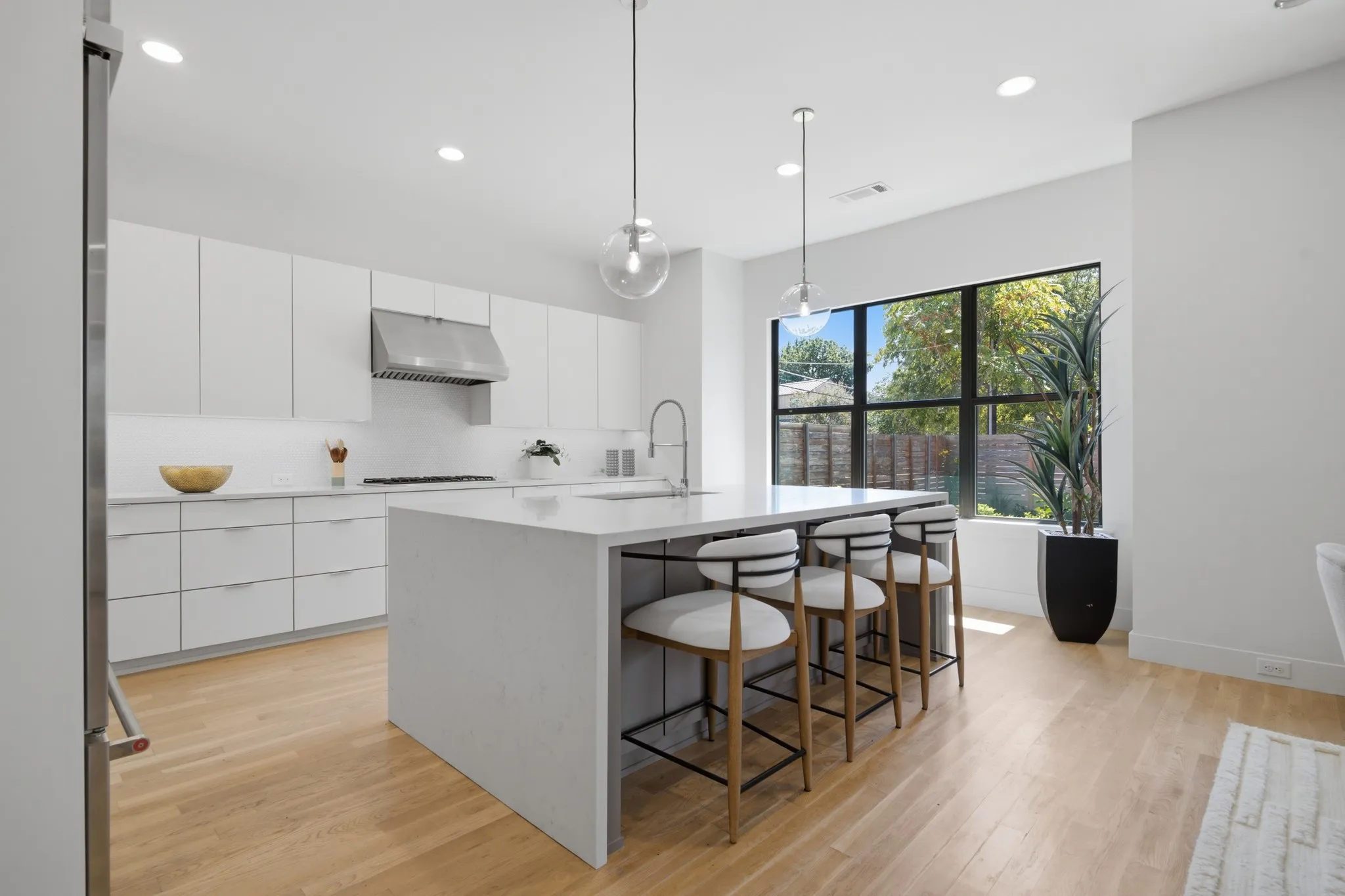 Single Family Residence For Sale in Dallas County , 4634 Newmore Avenue, Dallas, Texas 75209, 4 Bedroom, 3 Bathroom, 2 Garage spaces, 3,016 Sqft, built in 2016, mls#21383556, Real Estate Agent in Dallas, Homes For Sale in Dallas county, Homes For Sale in Dallas, Realtor in Dallas Texas, Real Estate Brokerage Independent Realty Texas, Luminita Cordes Realtor