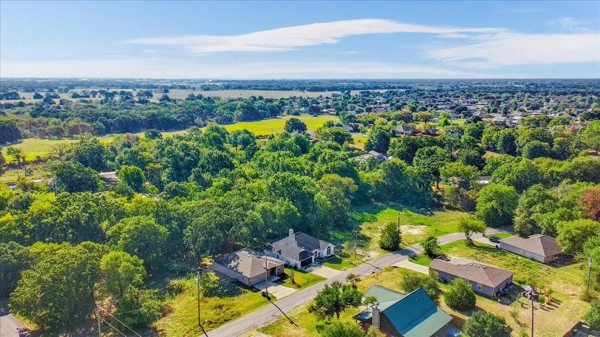 Single Family Residence For Sale in Henderson County , 460 Admiral Drive, Gun Barrel City, Texas 75156, 3 Bedroom, 2 Bathroom, 2 Garage spaces, 1,794 Sqft, built in 2010, mls#21380968, Real Estate Agent in Gun Barrel City, Homes For Sale in Henderson county, Homes For Sale in Gun Barrel City, Realtor in Gun Barrel City Texas, Real Estate Brokerage Independent Realty Texas, Luminita Cordes Realtor