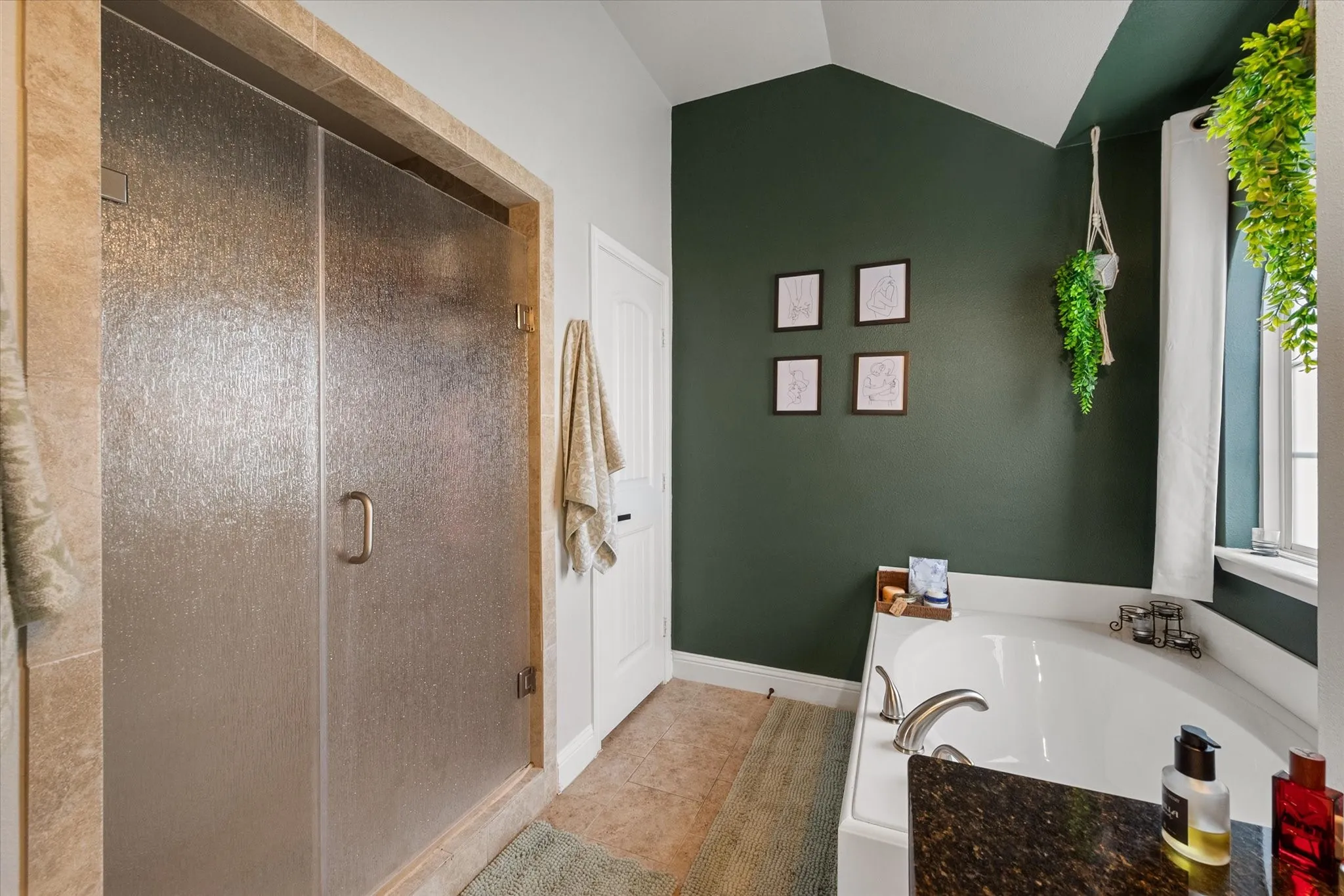 Single Family Residence For Sale in Henderson County , 460 Admiral Drive, Gun Barrel City, Texas 75156, 3 Bedroom, 2 Bathroom, 2 Garage spaces, 1,794 Sqft, built in 2010, mls#21380968, Real Estate Agent in Gun Barrel City, Homes For Sale in Henderson county, Homes For Sale in Gun Barrel City, Realtor in Gun Barrel City Texas, Real Estate Brokerage Independent Realty Texas, Luminita Cordes Realtor