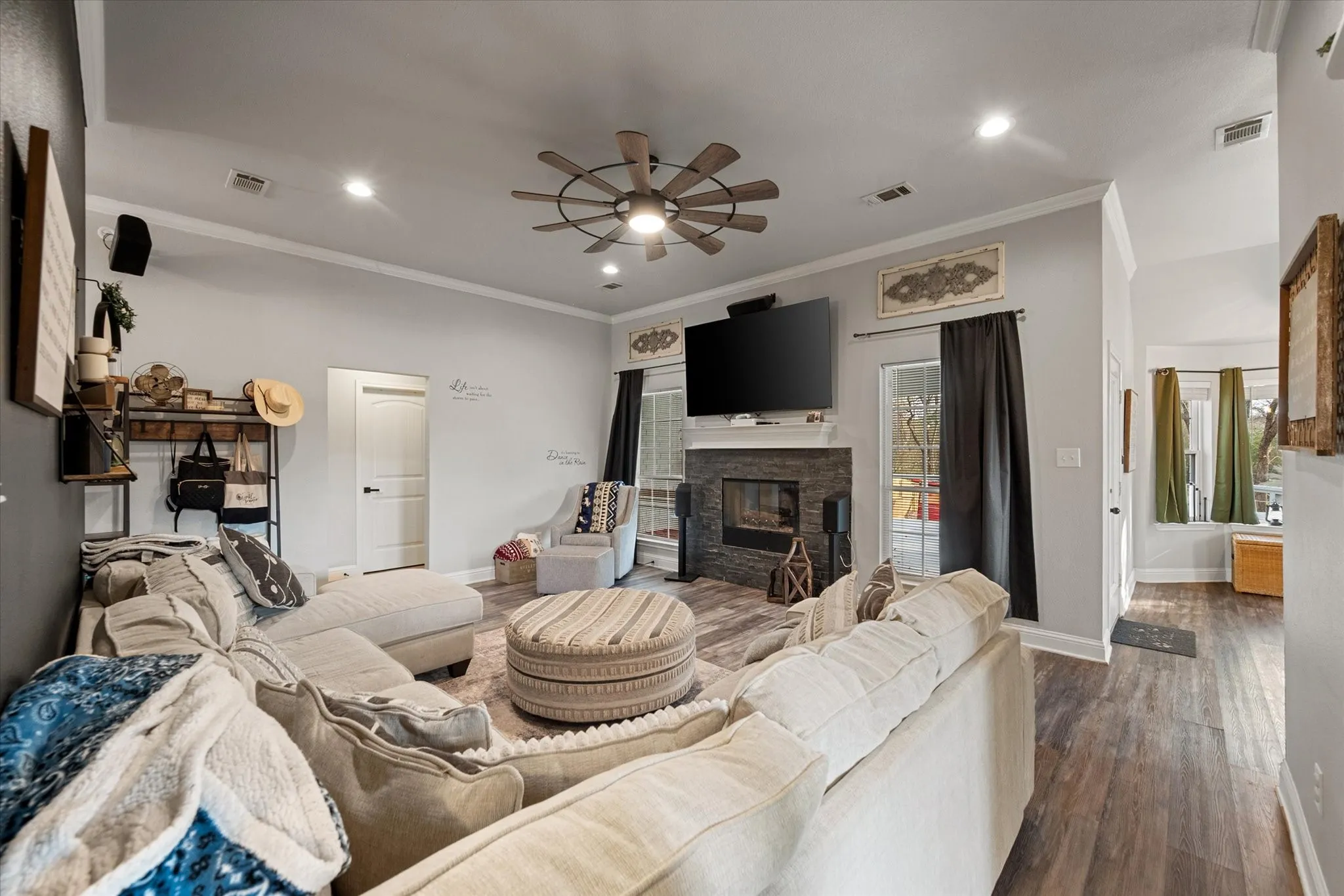 Single Family Residence For Sale in Henderson County , 460 Admiral Drive, Gun Barrel City, Texas 75156, 3 Bedroom, 2 Bathroom, 2 Garage spaces, 1,794 Sqft, built in 2010, mls#21380968, Real Estate Agent in Gun Barrel City, Homes For Sale in Henderson county, Homes For Sale in Gun Barrel City, Realtor in Gun Barrel City Texas, Real Estate Brokerage Independent Realty Texas, Luminita Cordes Realtor