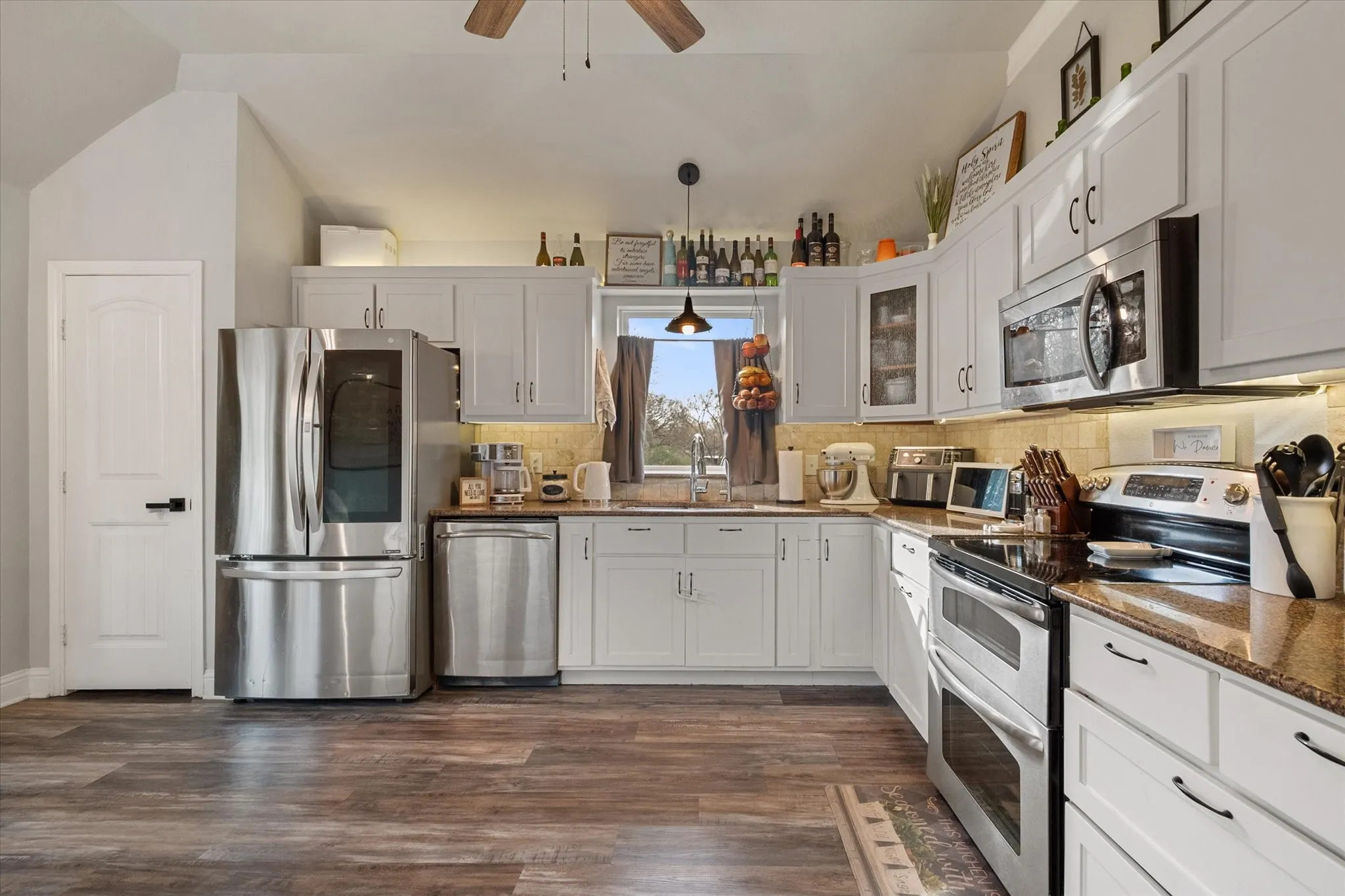 Single Family Residence For Sale in Henderson County , 460 Admiral Drive, Gun Barrel City, Texas 75156, 3 Bedroom, 2 Bathroom, 2 Garage spaces, 1,794 Sqft, built in 2010, mls#21380968, Real Estate Agent in Gun Barrel City, Homes For Sale in Henderson county, Homes For Sale in Gun Barrel City, Realtor in Gun Barrel City Texas, Real Estate Brokerage Independent Realty Texas, Luminita Cordes Realtor