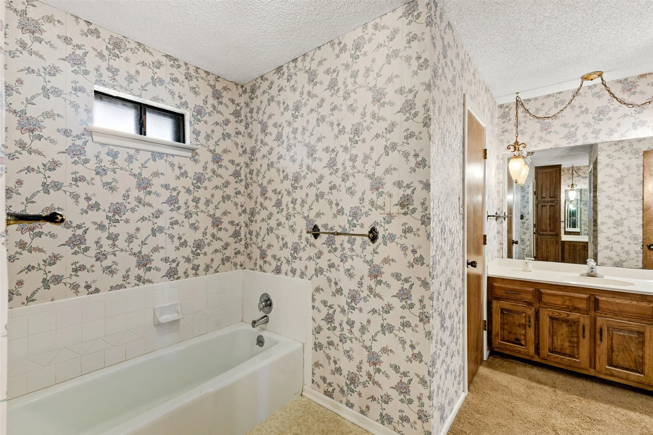 Single Family Residence For Sale in Tarrant County , 4405 Kingswick Drive, Arlington, Texas 76016, 4 Bedroom, 3 Bathroom, 2 Garage spaces, 2,576 Sqft, built in 1977, mls#21374414, Real Estate Agent in Arlington, Homes For Sale in Tarrant county, Homes For Sale in Arlington, Realtor in Arlington Texas, Real Estate Brokerage Independent Realty Texas, Luminita Cordes Realtor