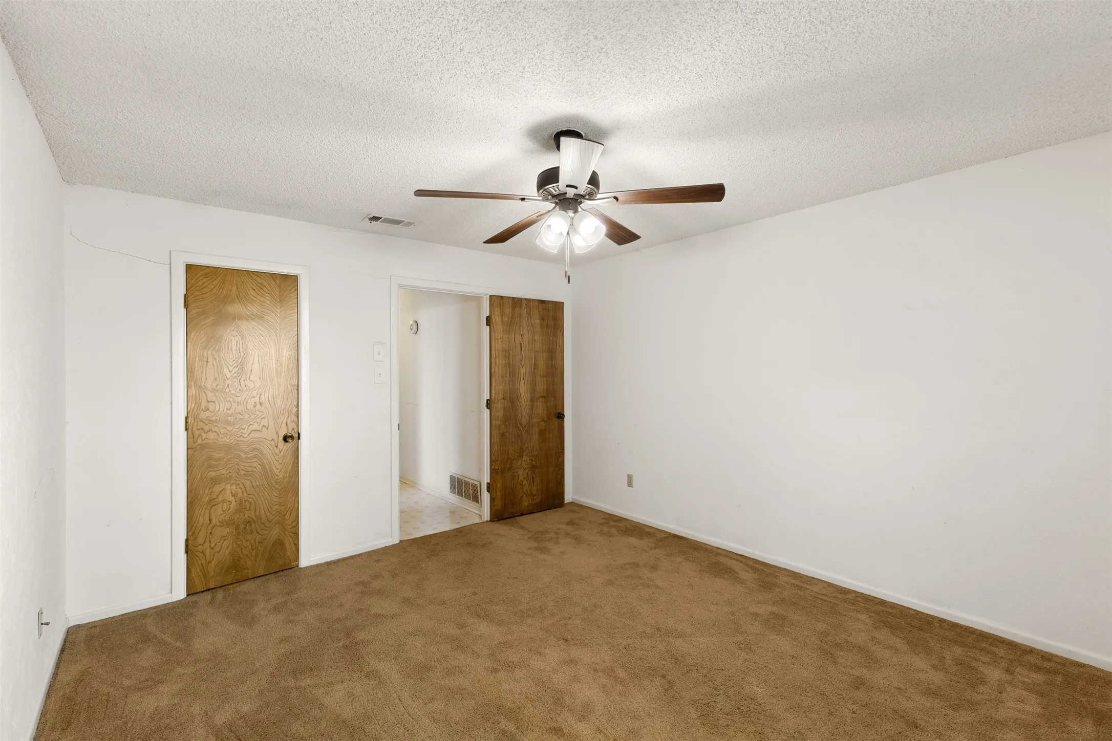 Single Family Residence For Sale in Tarrant County , 4405 Kingswick Drive, Arlington, Texas 76016, 4 Bedroom, 3 Bathroom, 2 Garage spaces, 2,576 Sqft, built in 1977, mls#21374414, Real Estate Agent in Arlington, Homes For Sale in Tarrant county, Homes For Sale in Arlington, Realtor in Arlington Texas, Real Estate Brokerage Independent Realty Texas, Luminita Cordes Realtor