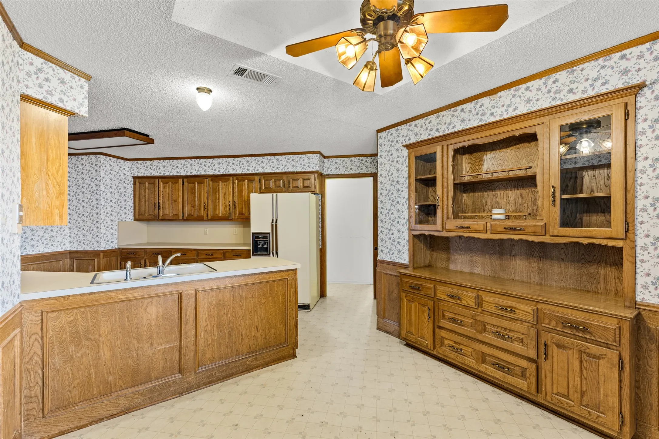 Single Family Residence For Sale in Tarrant County , 4405 Kingswick Drive, Arlington, Texas 76016, 4 Bedroom, 3 Bathroom, 2 Garage spaces, 2,576 Sqft, built in 1977, mls#21374414, Real Estate Agent in Arlington, Homes For Sale in Tarrant county, Homes For Sale in Arlington, Realtor in Arlington Texas, Real Estate Brokerage Independent Realty Texas, Luminita Cordes Realtor