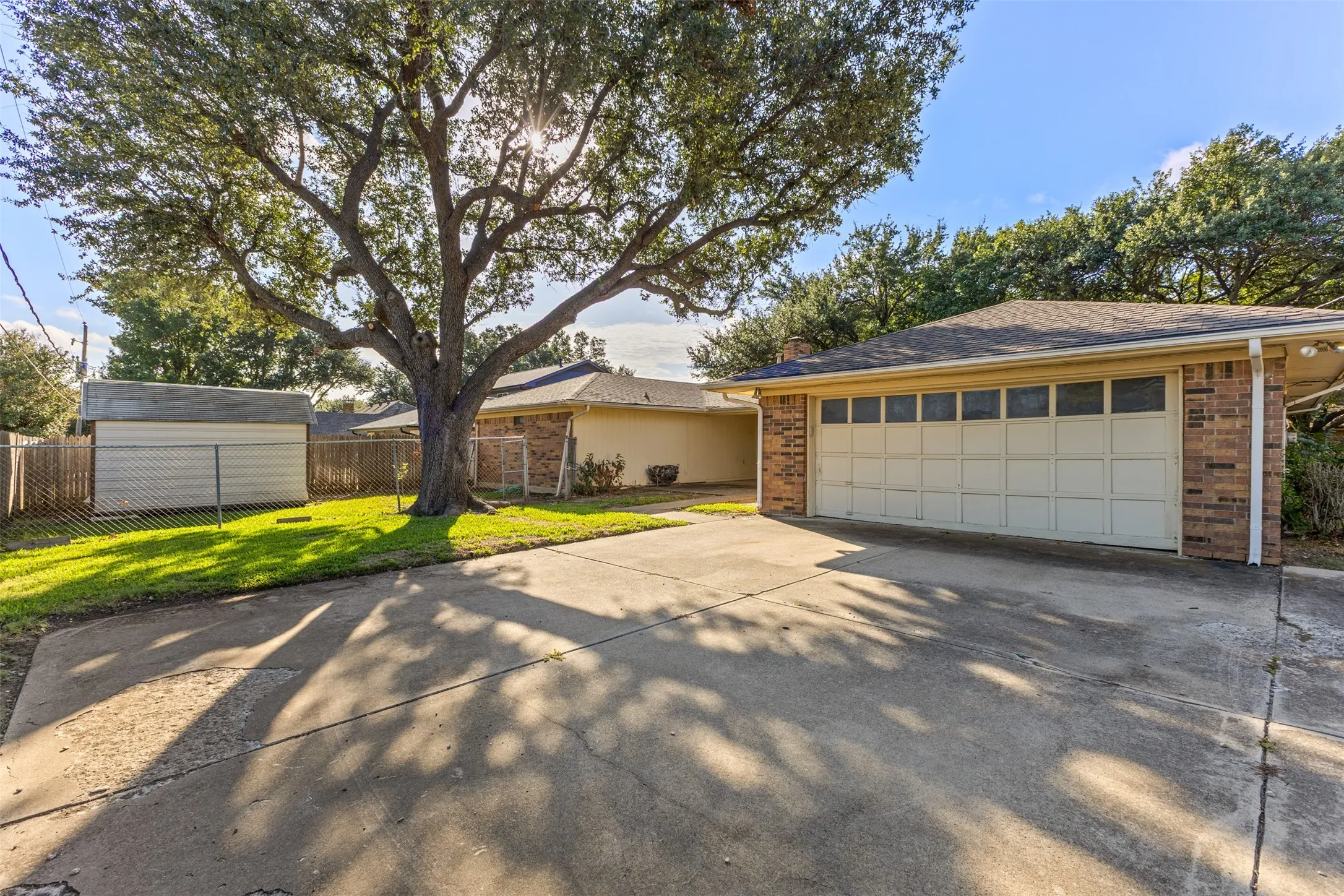 Single Family Residence For Sale in Tarrant County , 4405 Kingswick Drive, Arlington, Texas 76016, 4 Bedroom, 3 Bathroom, 2 Garage spaces, 2,576 Sqft, built in 1977, mls#21374414, Real Estate Agent in Arlington, Homes For Sale in Tarrant county, Homes For Sale in Arlington, Realtor in Arlington Texas, Real Estate Brokerage Independent Realty Texas, Luminita Cordes Realtor