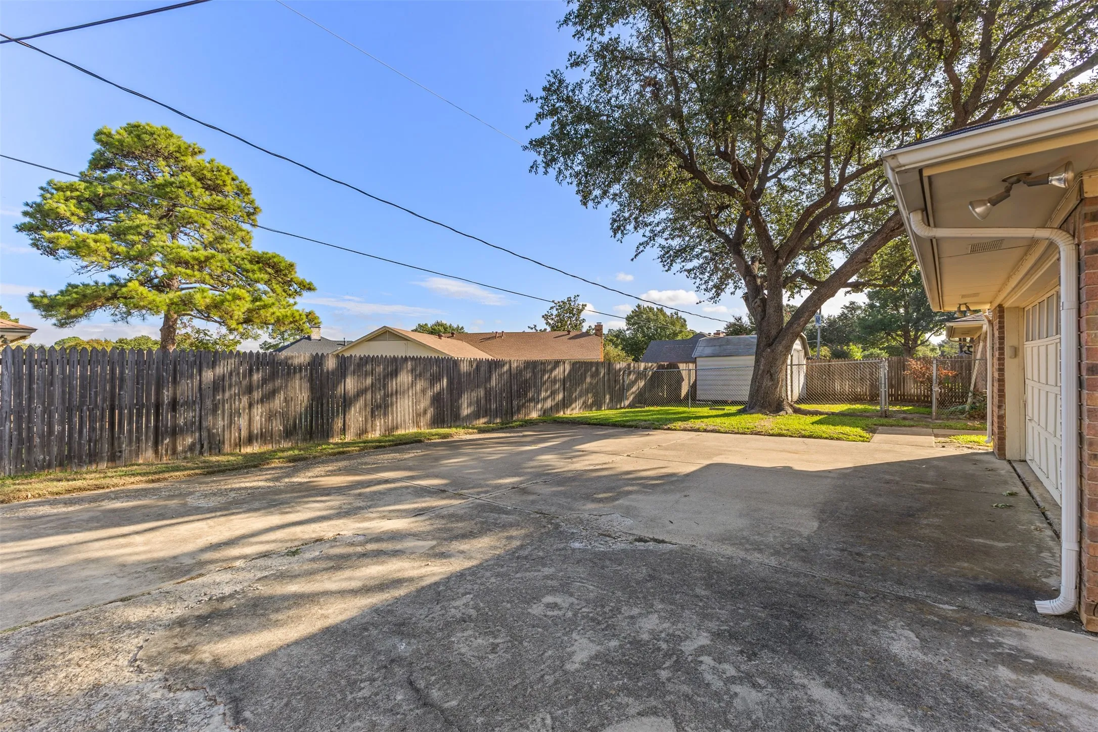 Single Family Residence For Sale in Tarrant County , 4405 Kingswick Drive, Arlington, Texas 76016, 4 Bedroom, 3 Bathroom, 2 Garage spaces, 2,576 Sqft, built in 1977, mls#21374414, Real Estate Agent in Arlington, Homes For Sale in Tarrant county, Homes For Sale in Arlington, Realtor in Arlington Texas, Real Estate Brokerage Independent Realty Texas, Luminita Cordes Realtor
