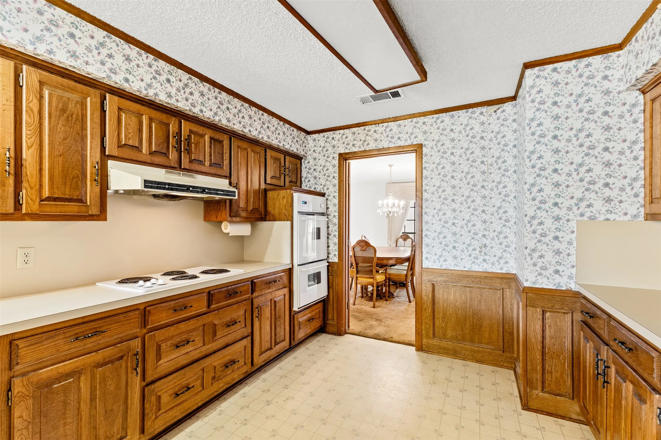 Single Family Residence For Sale in Tarrant County , 4405 Kingswick Drive, Arlington, Texas 76016, 4 Bedroom, 3 Bathroom, 2 Garage spaces, 2,576 Sqft, built in 1977, mls#21374414, Real Estate Agent in Arlington, Homes For Sale in Tarrant county, Homes For Sale in Arlington, Realtor in Arlington Texas, Real Estate Brokerage Independent Realty Texas, Luminita Cordes Realtor