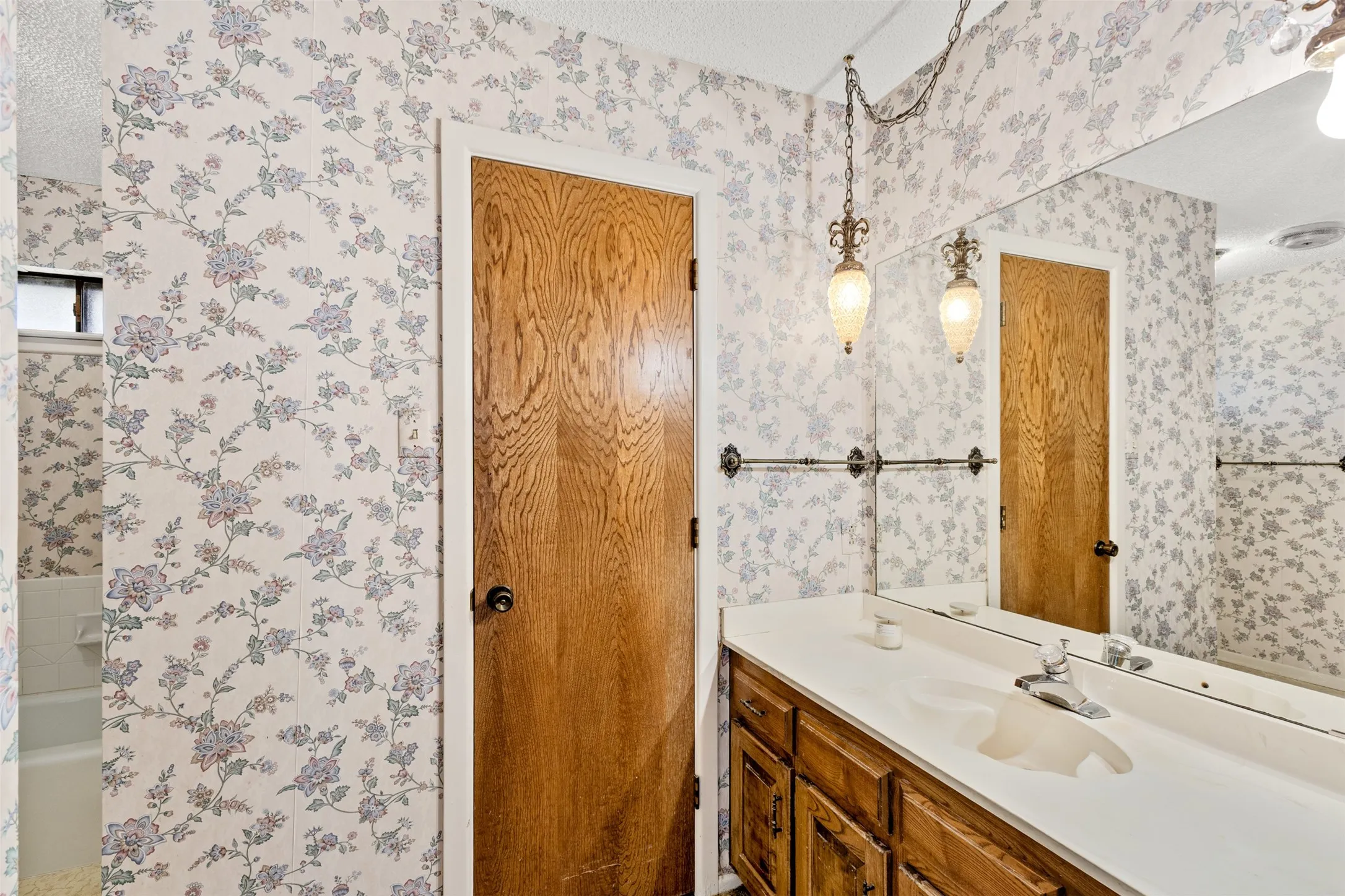 Single Family Residence For Sale in Tarrant County , 4405 Kingswick Drive, Arlington, Texas 76016, 4 Bedroom, 3 Bathroom, 2 Garage spaces, 2,576 Sqft, built in 1977, mls#21374414, Real Estate Agent in Arlington, Homes For Sale in Tarrant county, Homes For Sale in Arlington, Realtor in Arlington Texas, Real Estate Brokerage Independent Realty Texas, Luminita Cordes Realtor