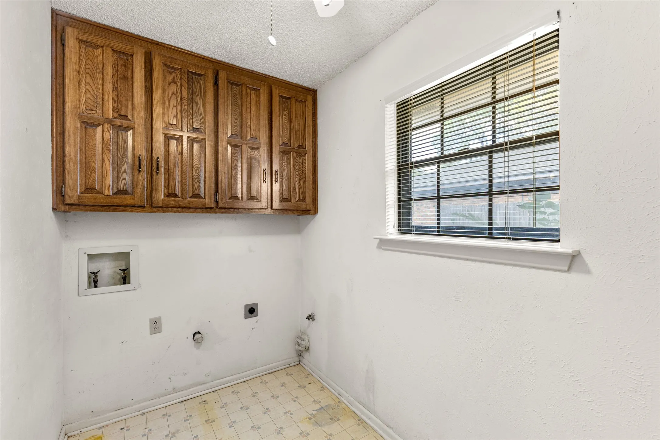 Single Family Residence For Sale in Tarrant County , 4405 Kingswick Drive, Arlington, Texas 76016, 4 Bedroom, 3 Bathroom, 2 Garage spaces, 2,576 Sqft, built in 1977, mls#21374414, Real Estate Agent in Arlington, Homes For Sale in Tarrant county, Homes For Sale in Arlington, Realtor in Arlington Texas, Real Estate Brokerage Independent Realty Texas, Luminita Cordes Realtor