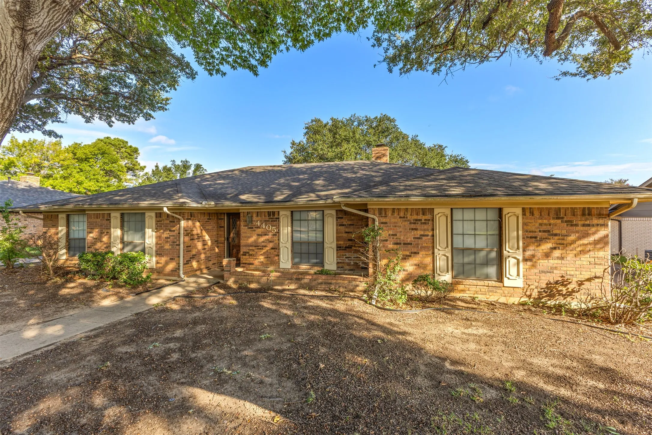 Single Family Residence For Sale in Tarrant County , 4405 Kingswick Drive, Arlington, Texas 76016, 4 Bedroom, 3 Bathroom, 2 Garage spaces, 2,576 Sqft, built in 1977, mls#21374414, Real Estate Agent in Arlington, Homes For Sale in Tarrant county, Homes For Sale in Arlington, Realtor in Arlington Texas, Real Estate Brokerage Independent Realty Texas, Luminita Cordes Realtor