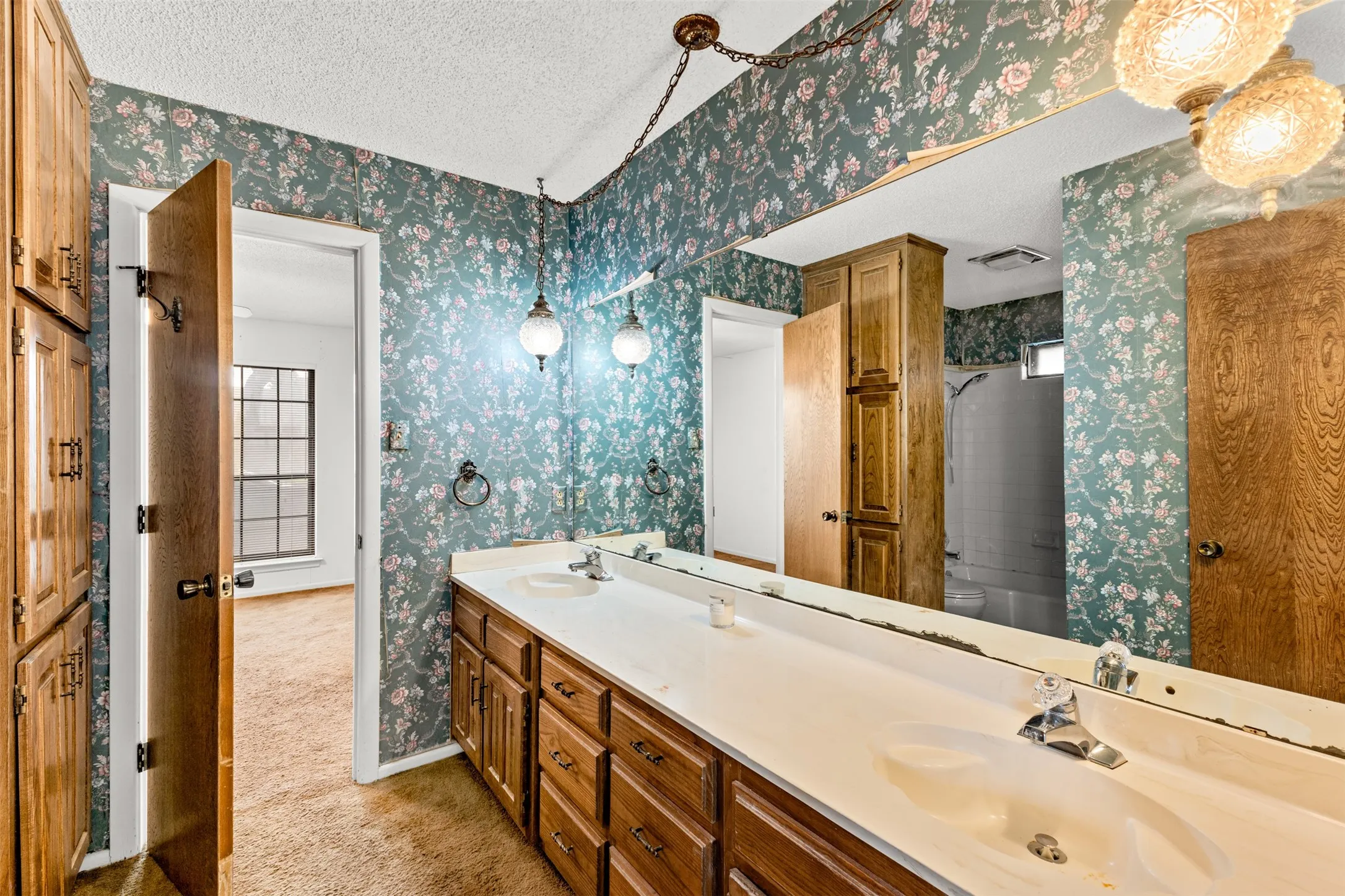 Single Family Residence For Sale in Tarrant County , 4405 Kingswick Drive, Arlington, Texas 76016, 4 Bedroom, 3 Bathroom, 2 Garage spaces, 2,576 Sqft, built in 1977, mls#21374414, Real Estate Agent in Arlington, Homes For Sale in Tarrant county, Homes For Sale in Arlington, Realtor in Arlington Texas, Real Estate Brokerage Independent Realty Texas, Luminita Cordes Realtor