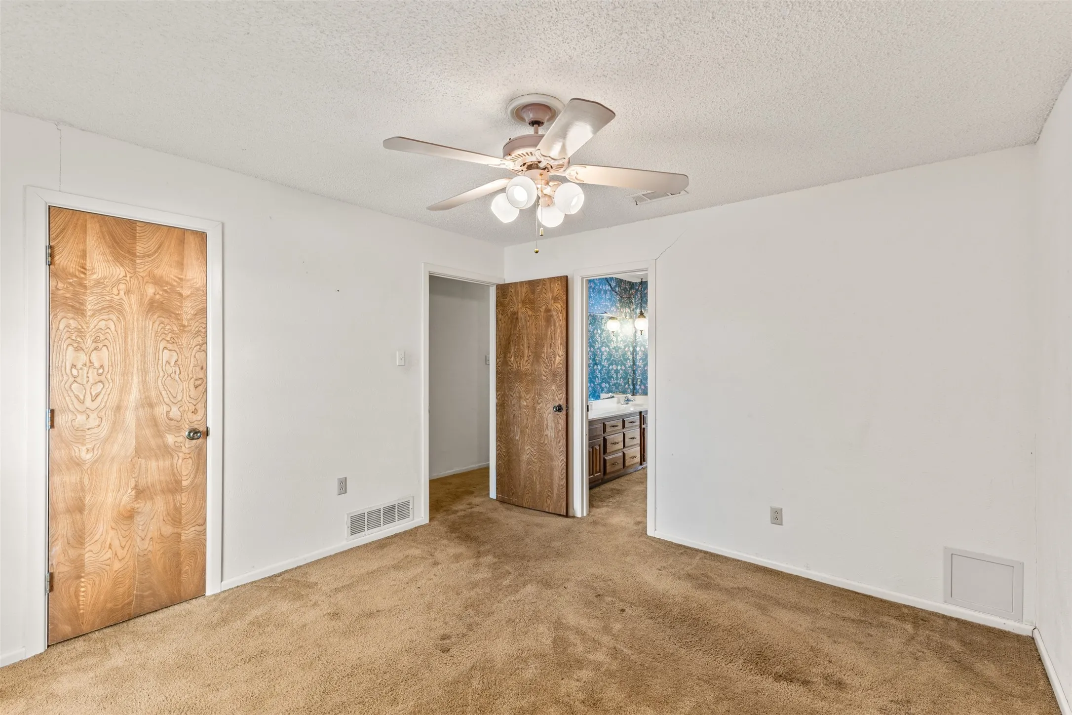 Single Family Residence For Sale in Tarrant County , 4405 Kingswick Drive, Arlington, Texas 76016, 4 Bedroom, 3 Bathroom, 2 Garage spaces, 2,576 Sqft, built in 1977, mls#21374414, Real Estate Agent in Arlington, Homes For Sale in Tarrant county, Homes For Sale in Arlington, Realtor in Arlington Texas, Real Estate Brokerage Independent Realty Texas, Luminita Cordes Realtor