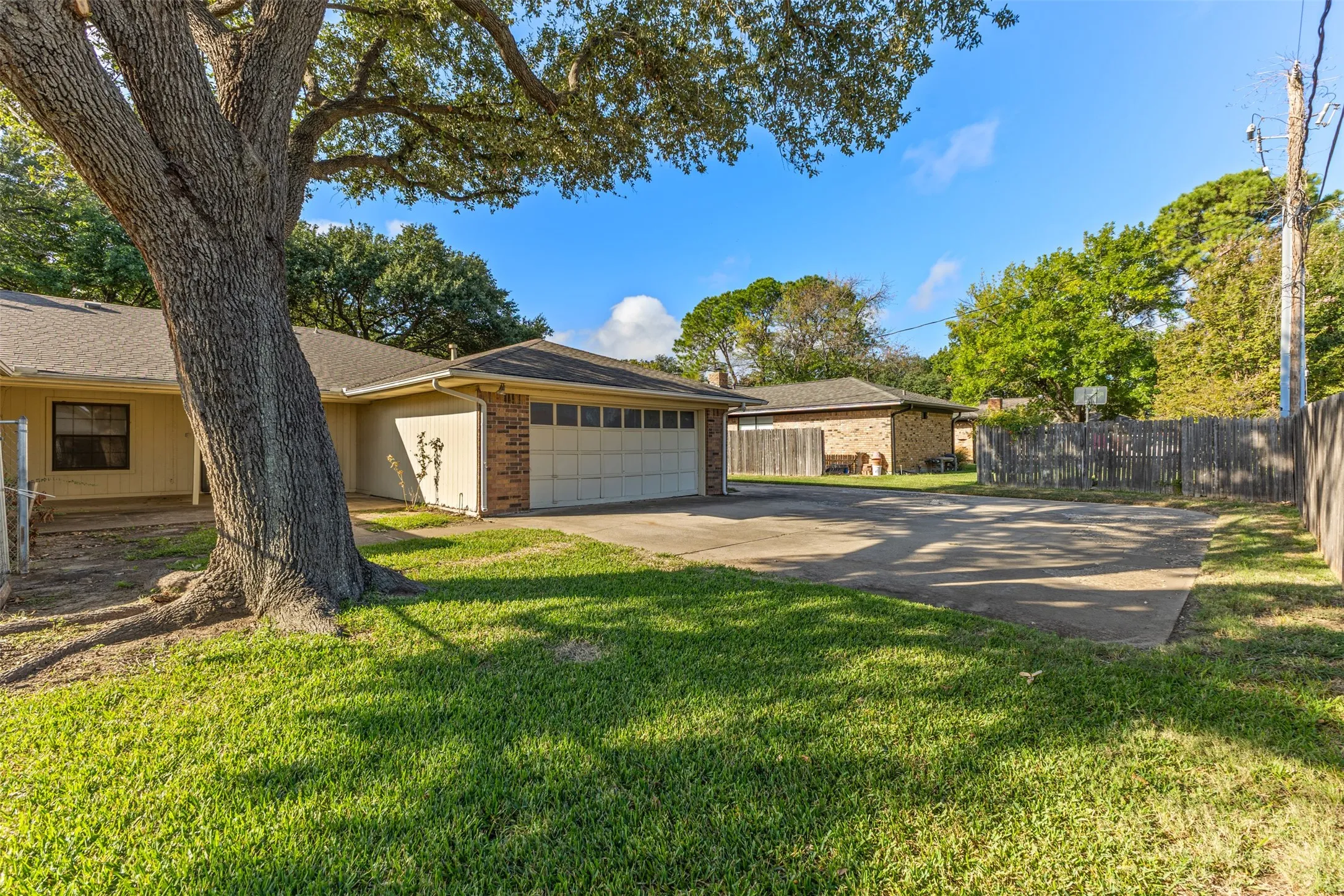 Single Family Residence For Sale in Tarrant County , 4405 Kingswick Drive, Arlington, Texas 76016, 4 Bedroom, 3 Bathroom, 2 Garage spaces, 2,576 Sqft, built in 1977, mls#21374414, Real Estate Agent in Arlington, Homes For Sale in Tarrant county, Homes For Sale in Arlington, Realtor in Arlington Texas, Real Estate Brokerage Independent Realty Texas, Luminita Cordes Realtor