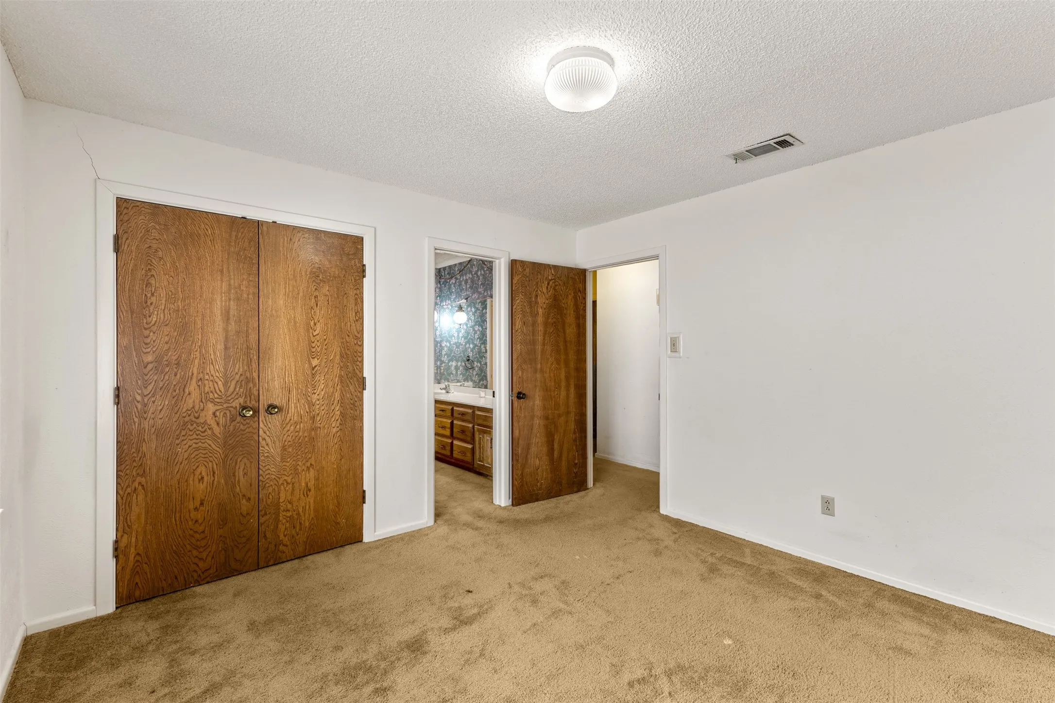 Single Family Residence For Sale in Tarrant County , 4405 Kingswick Drive, Arlington, Texas 76016, 4 Bedroom, 3 Bathroom, 2 Garage spaces, 2,576 Sqft, built in 1977, mls#21374414, Real Estate Agent in Arlington, Homes For Sale in Tarrant county, Homes For Sale in Arlington, Realtor in Arlington Texas, Real Estate Brokerage Independent Realty Texas, Luminita Cordes Realtor