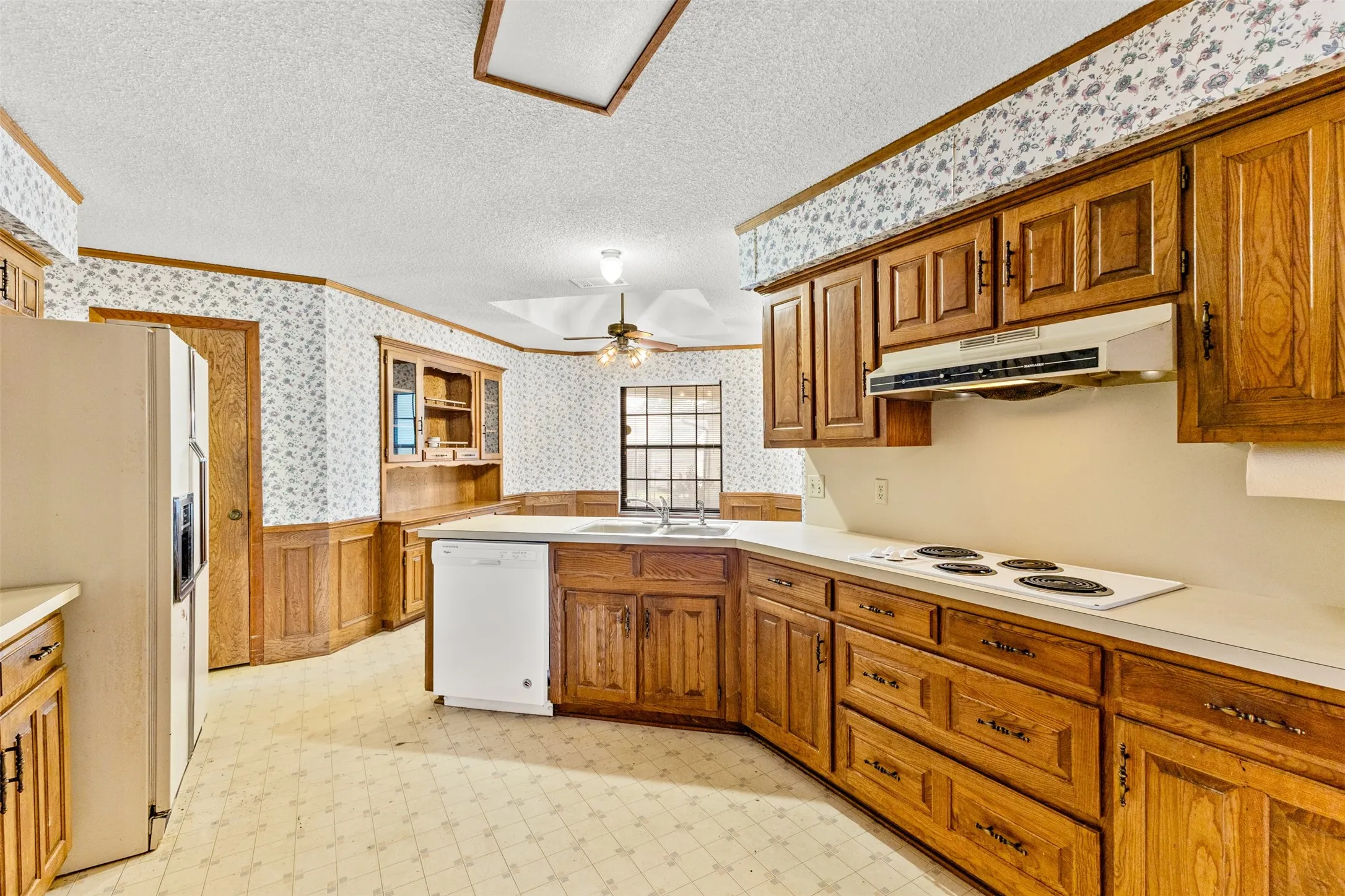Single Family Residence For Sale in Tarrant County , 4405 Kingswick Drive, Arlington, Texas 76016, 4 Bedroom, 3 Bathroom, 2 Garage spaces, 2,576 Sqft, built in 1977, mls#21374414, Real Estate Agent in Arlington, Homes For Sale in Tarrant county, Homes For Sale in Arlington, Realtor in Arlington Texas, Real Estate Brokerage Independent Realty Texas, Luminita Cordes Realtor