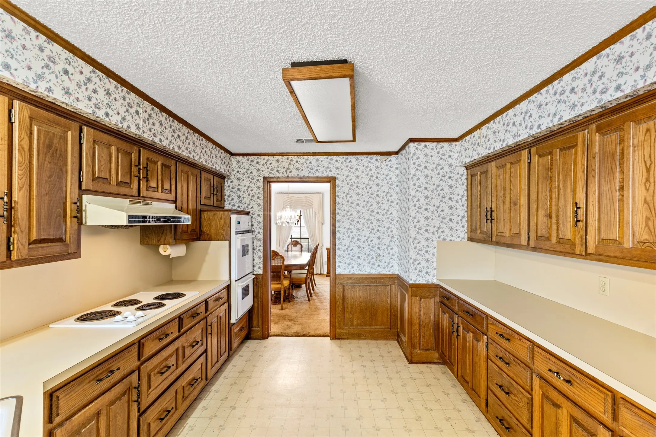 Single Family Residence For Sale in Tarrant County , 4405 Kingswick Drive, Arlington, Texas 76016, 4 Bedroom, 3 Bathroom, 2 Garage spaces, 2,576 Sqft, built in 1977, mls#21374414, Real Estate Agent in Arlington, Homes For Sale in Tarrant county, Homes For Sale in Arlington, Realtor in Arlington Texas, Real Estate Brokerage Independent Realty Texas, Luminita Cordes Realtor