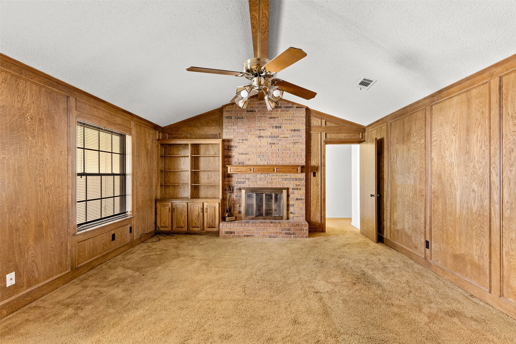 Single Family Residence For Sale in Tarrant County , 4405 Kingswick Drive, Arlington, Texas 76016, 4 Bedroom, 3 Bathroom, 2 Garage spaces, 2,576 Sqft, built in 1977, mls#21374414, Real Estate Agent in Arlington, Homes For Sale in Tarrant county, Homes For Sale in Arlington, Realtor in Arlington Texas, Real Estate Brokerage Independent Realty Texas, Luminita Cordes Realtor