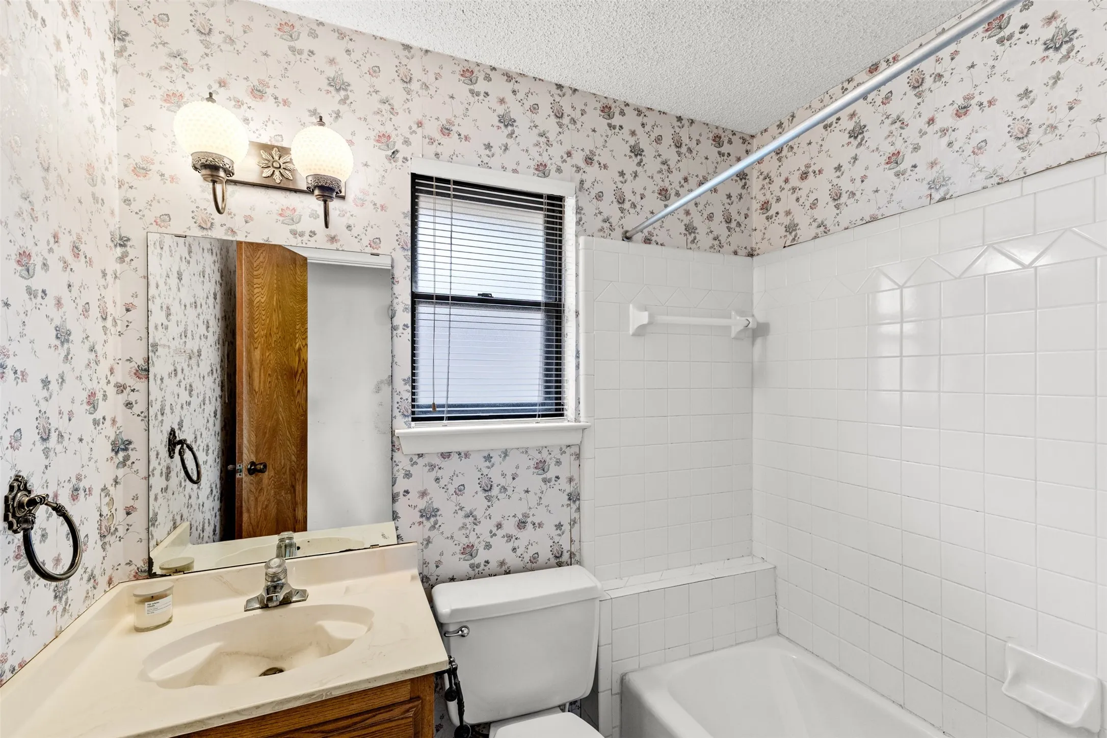 Single Family Residence For Sale in Tarrant County , 4405 Kingswick Drive, Arlington, Texas 76016, 4 Bedroom, 3 Bathroom, 2 Garage spaces, 2,576 Sqft, built in 1977, mls#21374414, Real Estate Agent in Arlington, Homes For Sale in Tarrant county, Homes For Sale in Arlington, Realtor in Arlington Texas, Real Estate Brokerage Independent Realty Texas, Luminita Cordes Realtor