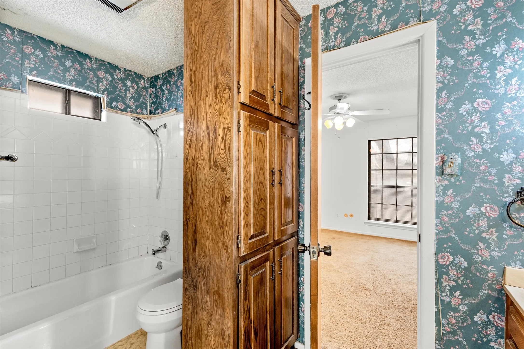 Single Family Residence For Sale in Tarrant County , 4405 Kingswick Drive, Arlington, Texas 76016, 4 Bedroom, 3 Bathroom, 2 Garage spaces, 2,576 Sqft, built in 1977, mls#21374414, Real Estate Agent in Arlington, Homes For Sale in Tarrant county, Homes For Sale in Arlington, Realtor in Arlington Texas, Real Estate Brokerage Independent Realty Texas, Luminita Cordes Realtor