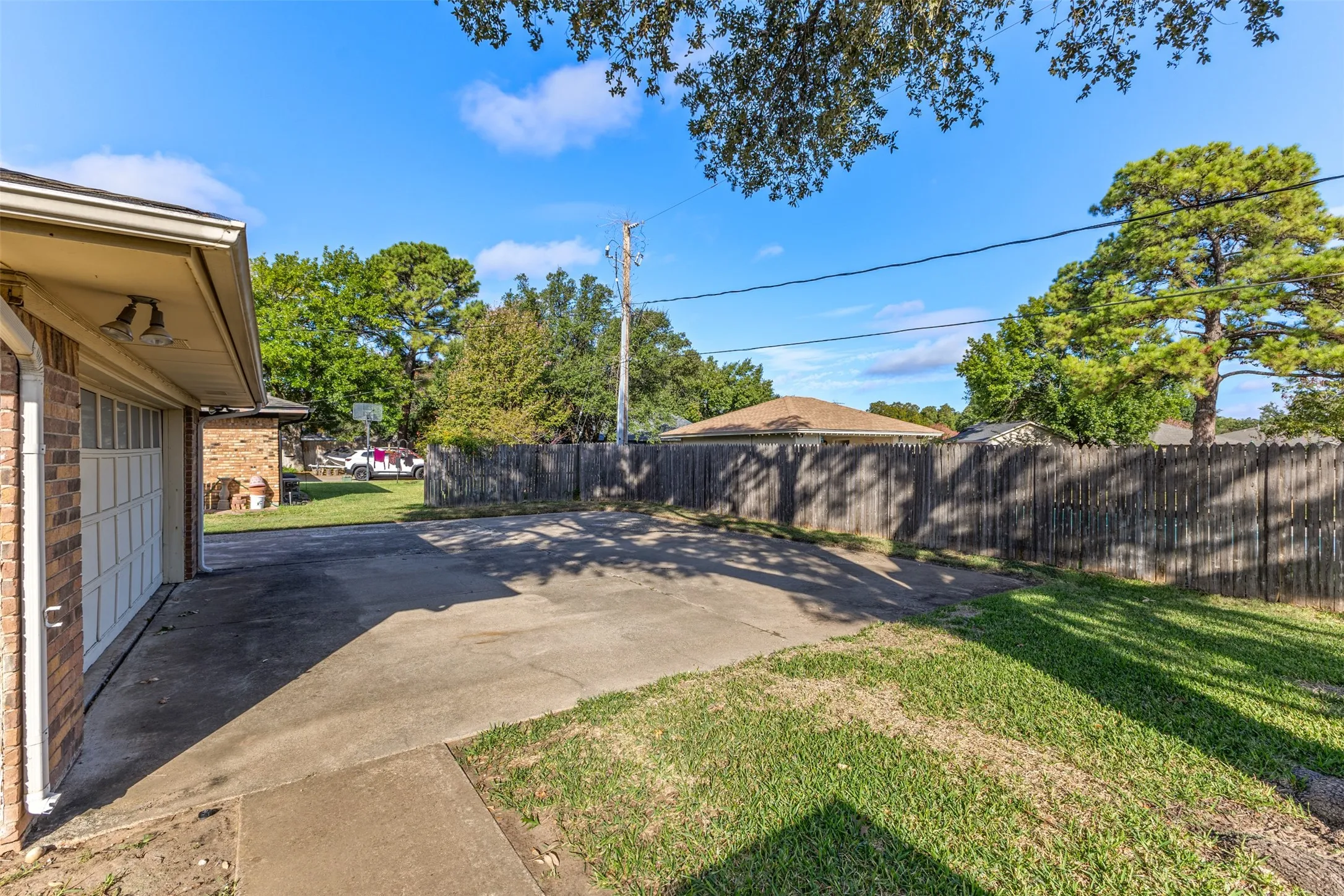 Single Family Residence For Sale in Tarrant County , 4405 Kingswick Drive, Arlington, Texas 76016, 4 Bedroom, 3 Bathroom, 2 Garage spaces, 2,576 Sqft, built in 1977, mls#21374414, Real Estate Agent in Arlington, Homes For Sale in Tarrant county, Homes For Sale in Arlington, Realtor in Arlington Texas, Real Estate Brokerage Independent Realty Texas, Luminita Cordes Realtor