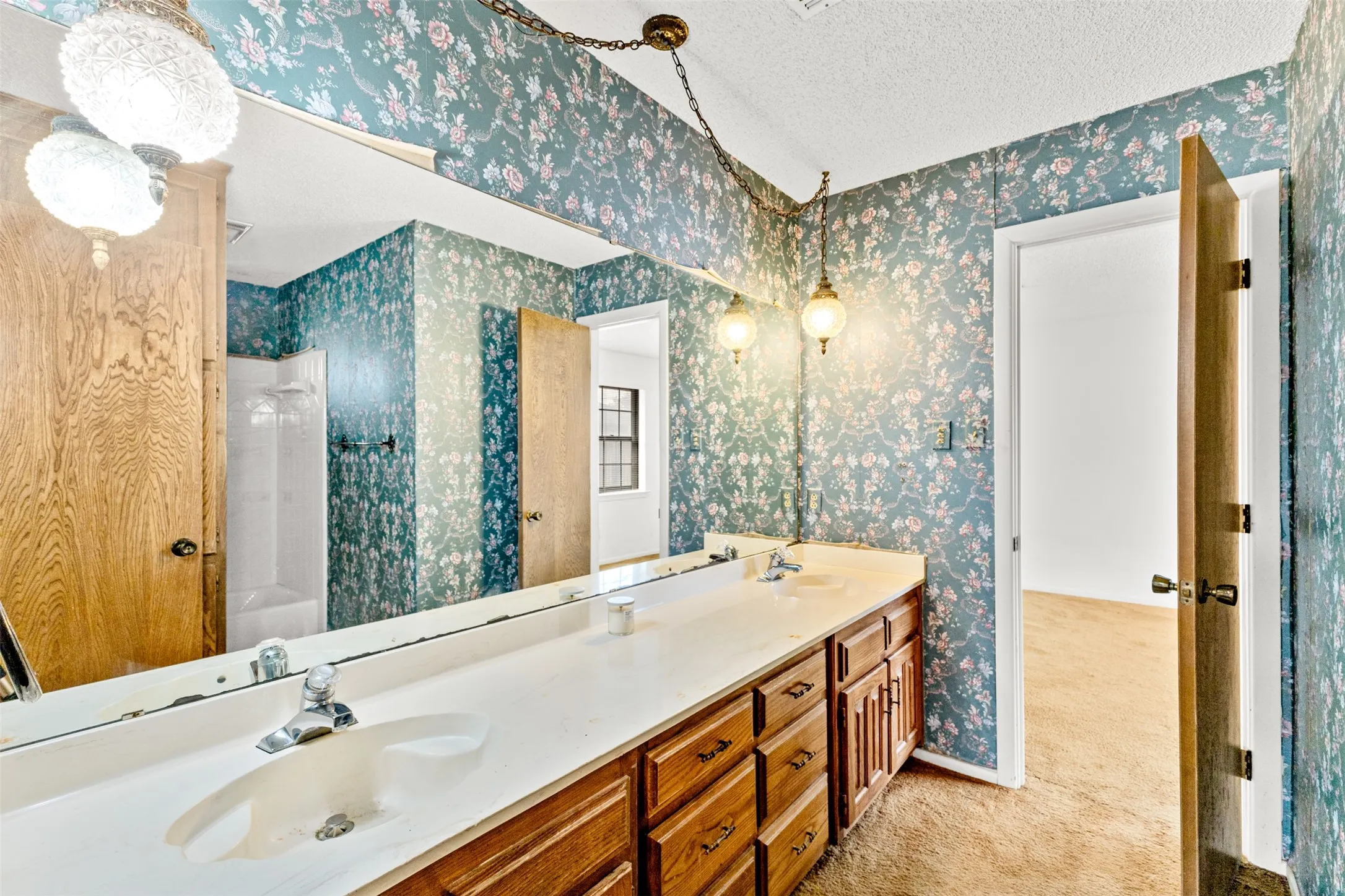 Single Family Residence For Sale in Tarrant County , 4405 Kingswick Drive, Arlington, Texas 76016, 4 Bedroom, 3 Bathroom, 2 Garage spaces, 2,576 Sqft, built in 1977, mls#21374414, Real Estate Agent in Arlington, Homes For Sale in Tarrant county, Homes For Sale in Arlington, Realtor in Arlington Texas, Real Estate Brokerage Independent Realty Texas, Luminita Cordes Realtor